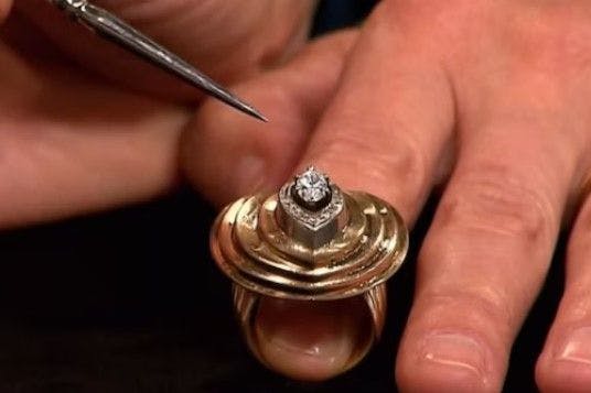 Bei „Bares für Rares“ soll dieser pompöse Ring verkauft werden.