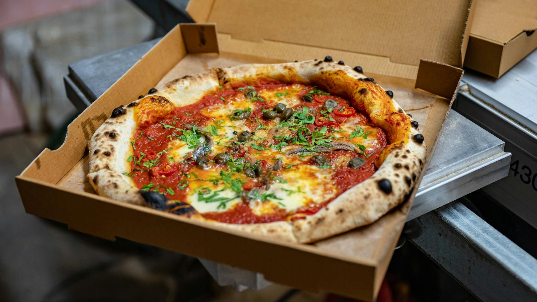 Pizza aus der Pizzeria Gazzo in Berlin-Neukölln. 