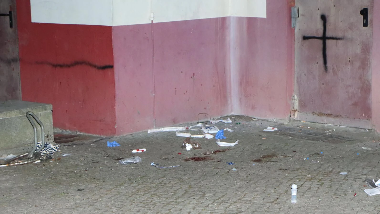 Spuren eines Dramas: Hier war ein Kind 25 Meter in die Tiefe gestürzt.
