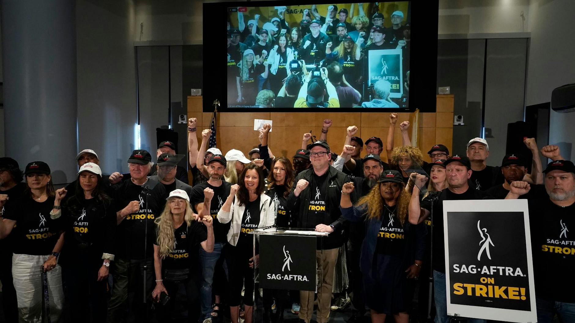 Doppelstreik in Hollywood: Nach den Drehbuchautoren legen nun auch die Schauspielerinnen und Schauspieler in den USA ihre Arbeit nieder.