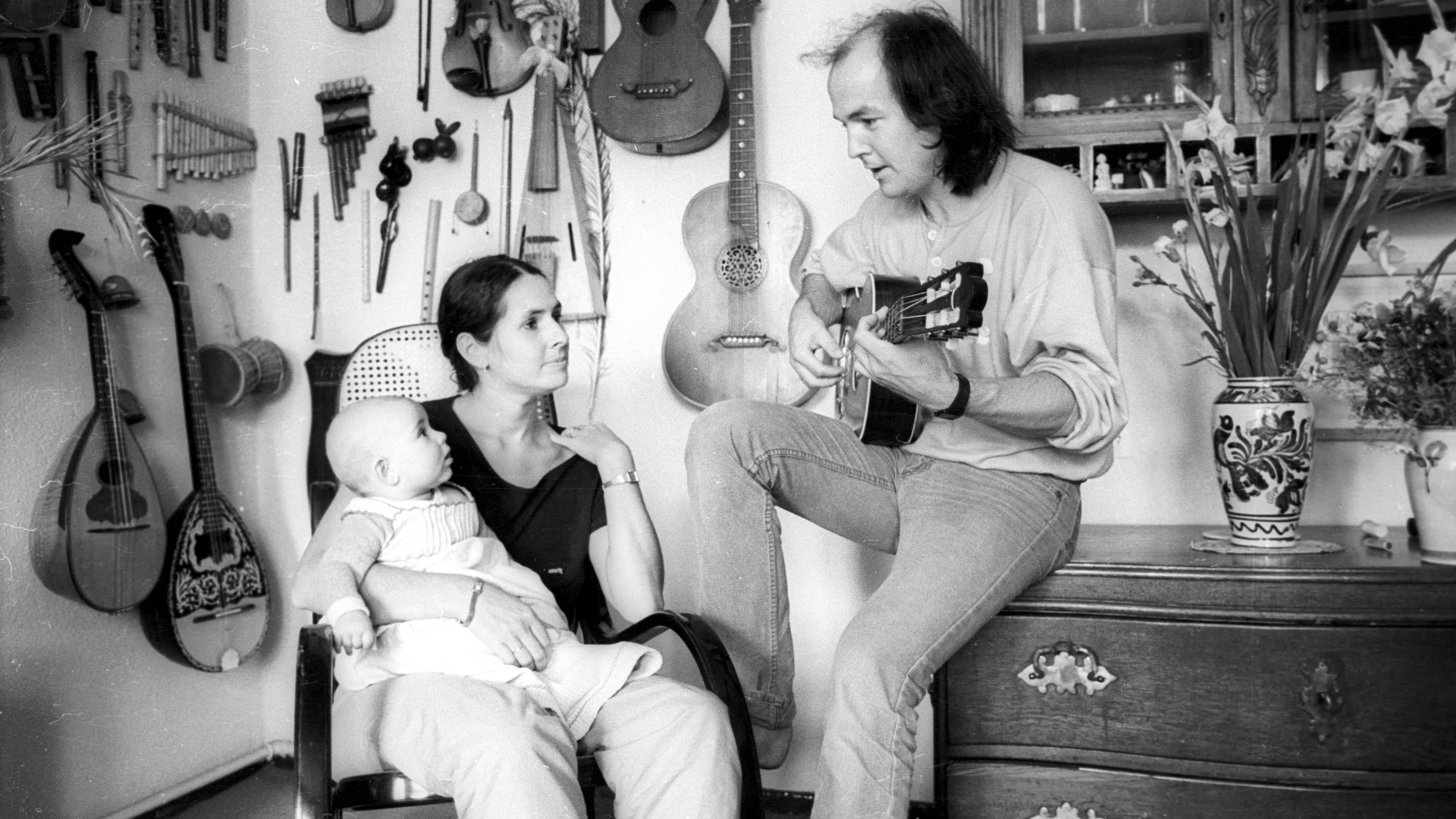 Liedermacher Gerhard Schöne 1984 in seiner Wohnung.&nbsp;