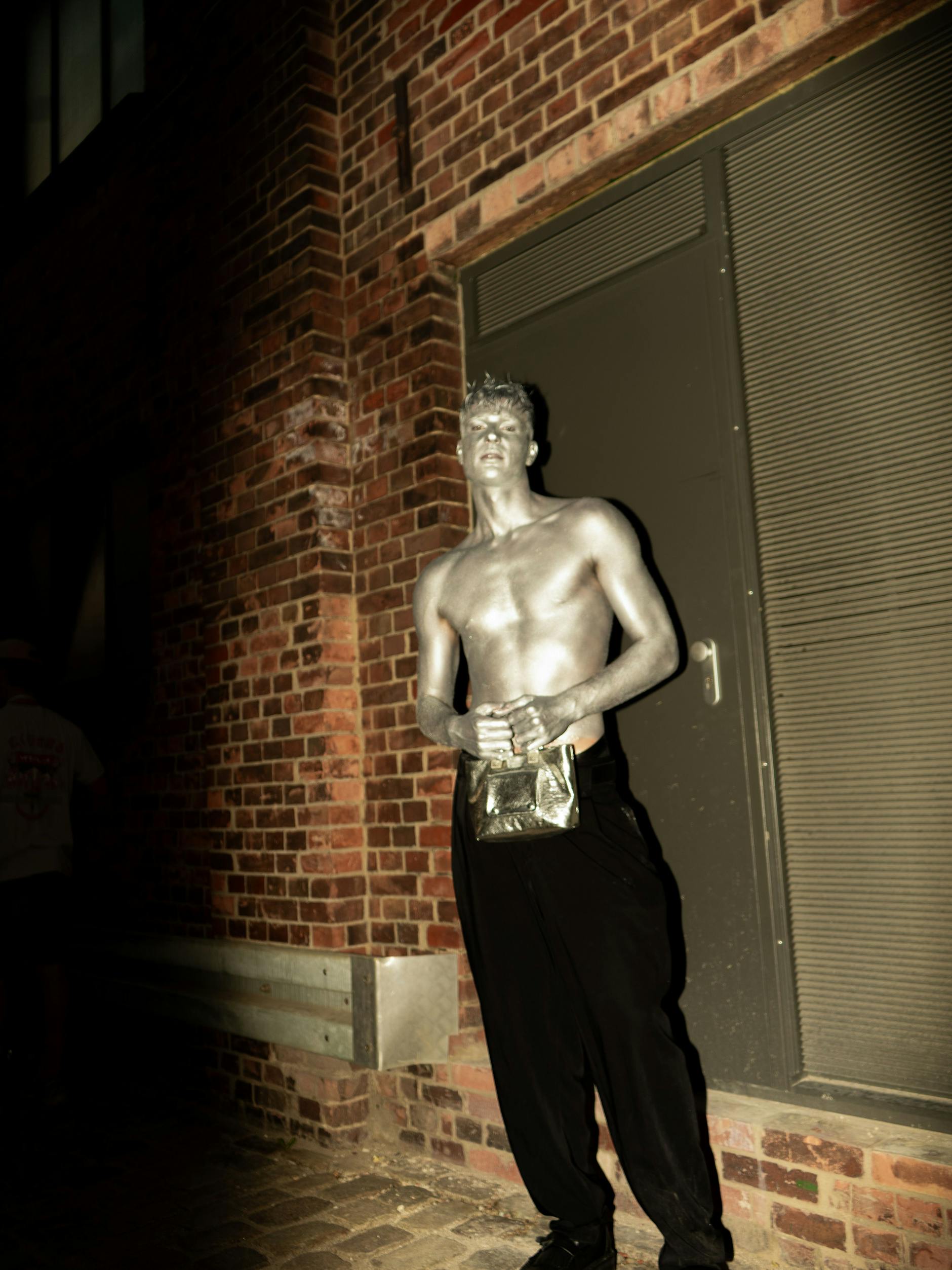 Das Model Frieder Sell traut sich nach seinem Walk bei der Haderlump-Show in seinem Silberlook auch auf die Straße. 