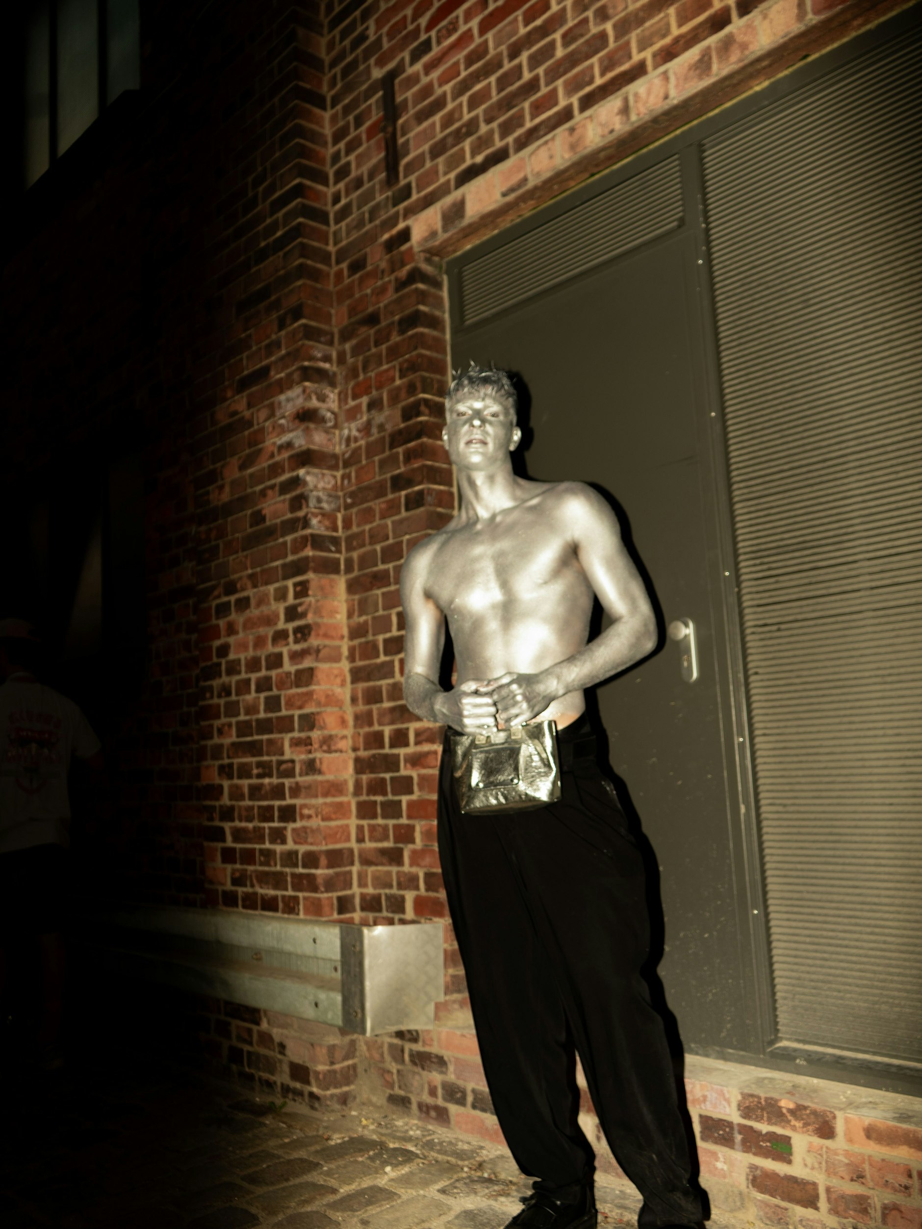 Das Model Frieder Sell traut sich nach seinem Walk bei der Haderlump-Show in seinem Silberlook auch auf die Straße.&nbsp;