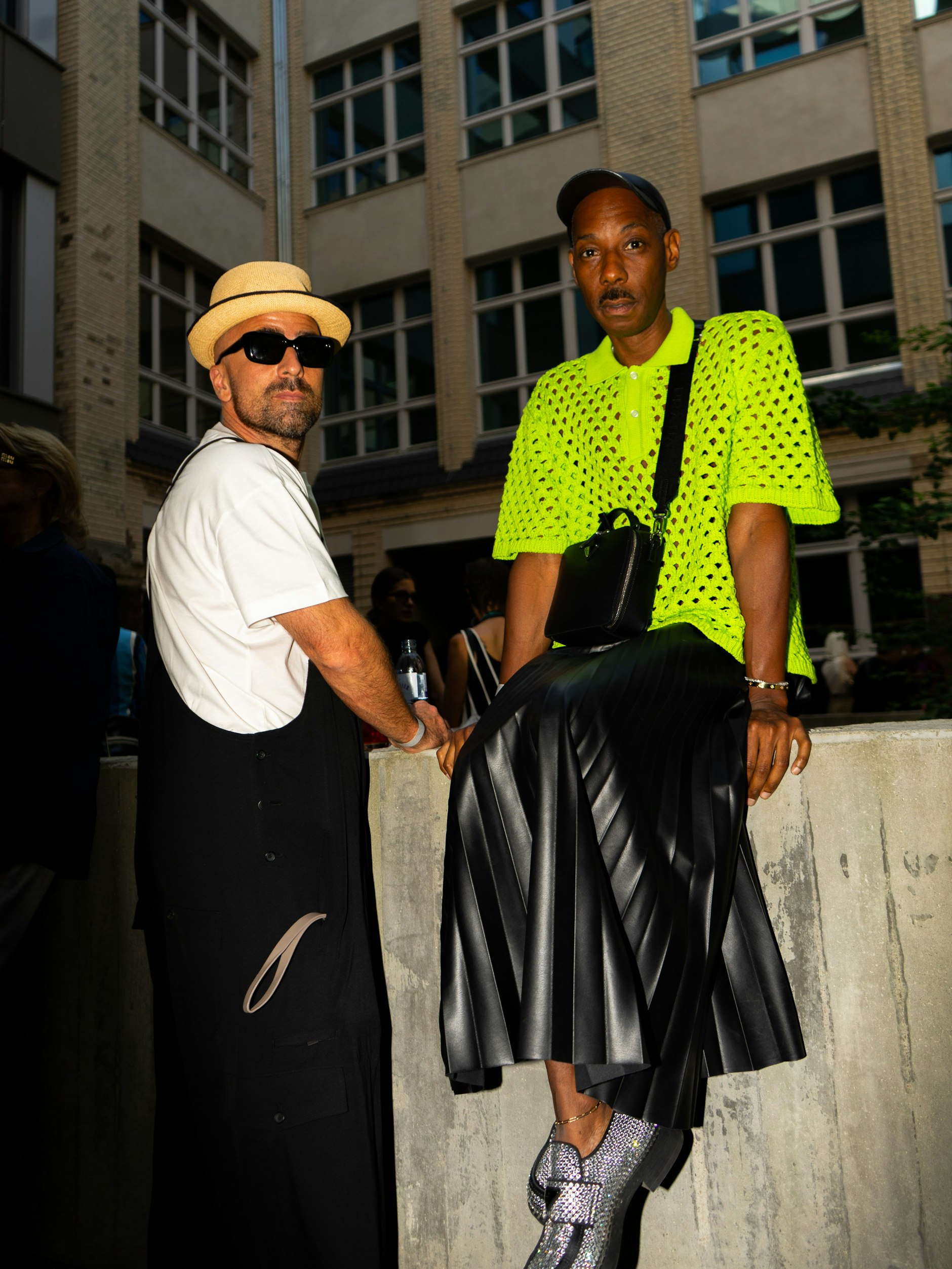 Diese Stylisten brauchen längst keine Nachnamen mehr: Alexx und Anton besuchen die Präsentation der Designerin Esther Perbrandt und sehen von Kopf bis Fuß top aus.