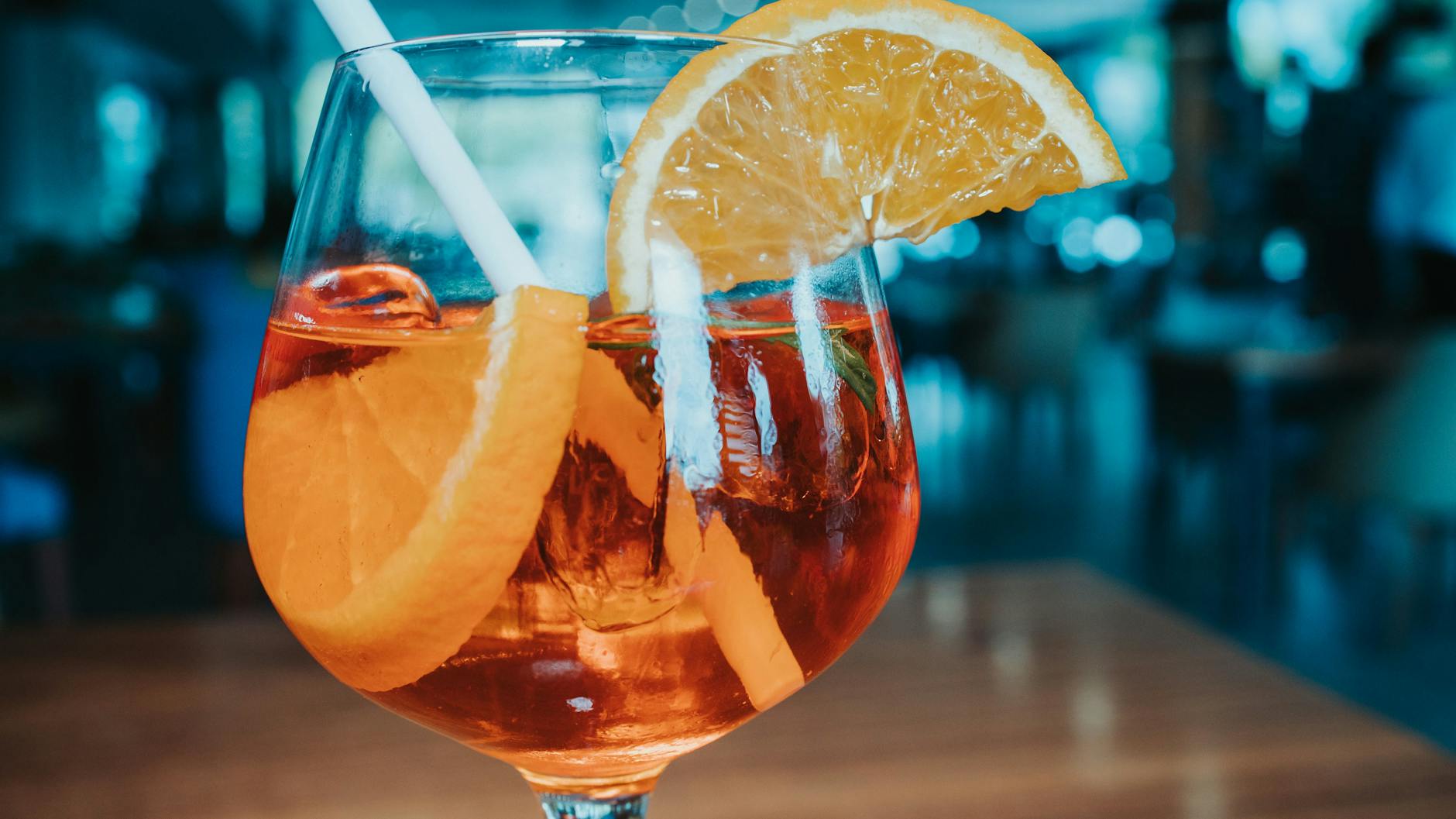 Der Aperol Spritz ist leicht bitter und total lecker.