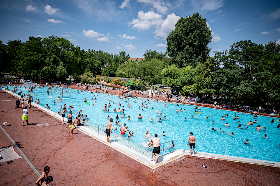 Viele Menschen verbringen die sommerlich warmen Tage im Sommerbad Kreuzberg (Prinzenbad). Demnächst müssen sie dazu ihren Ausweis vorzeigen.&nbsp;