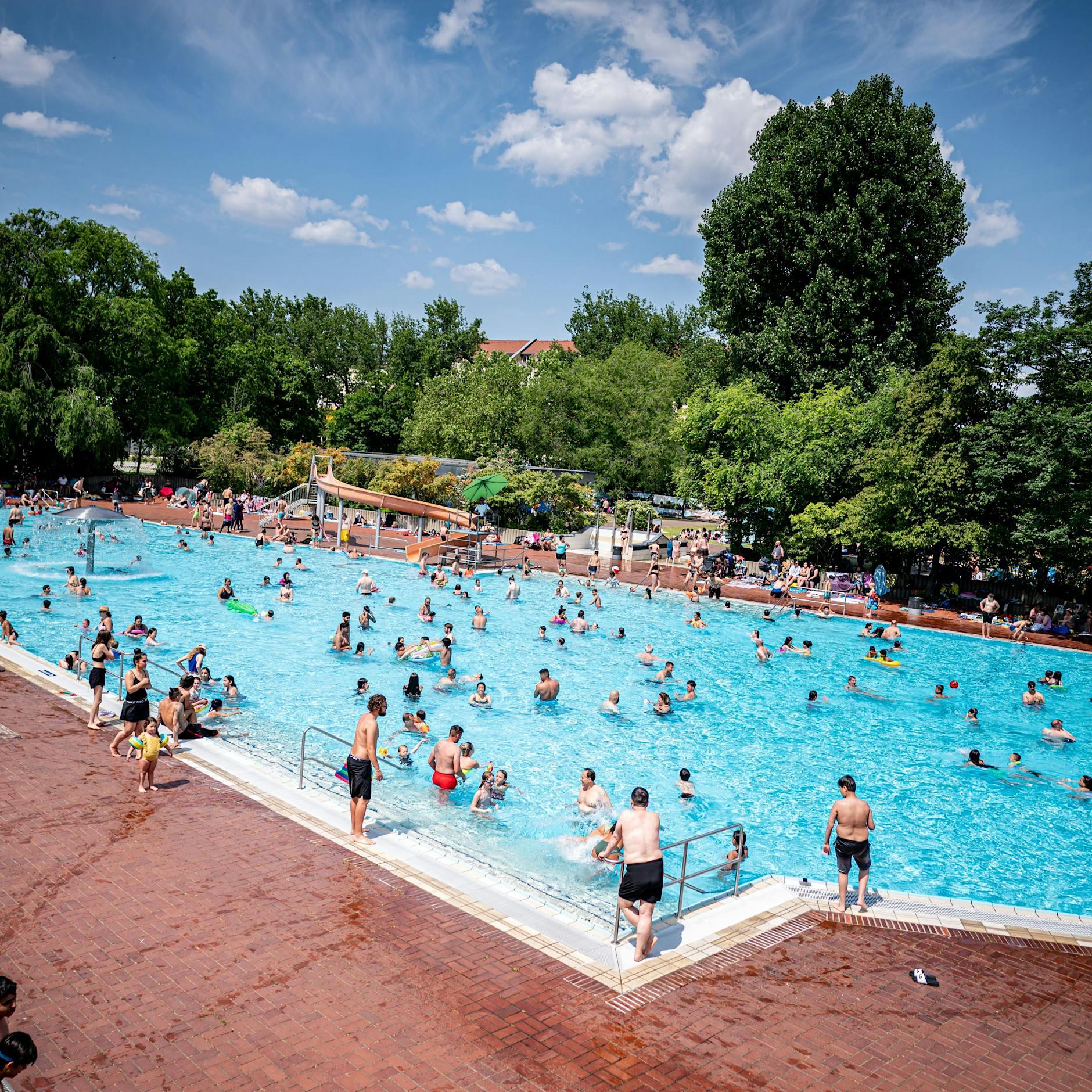 Gewalt in Sommerbädern: DIESE Maßnahme soll endlich helfen!