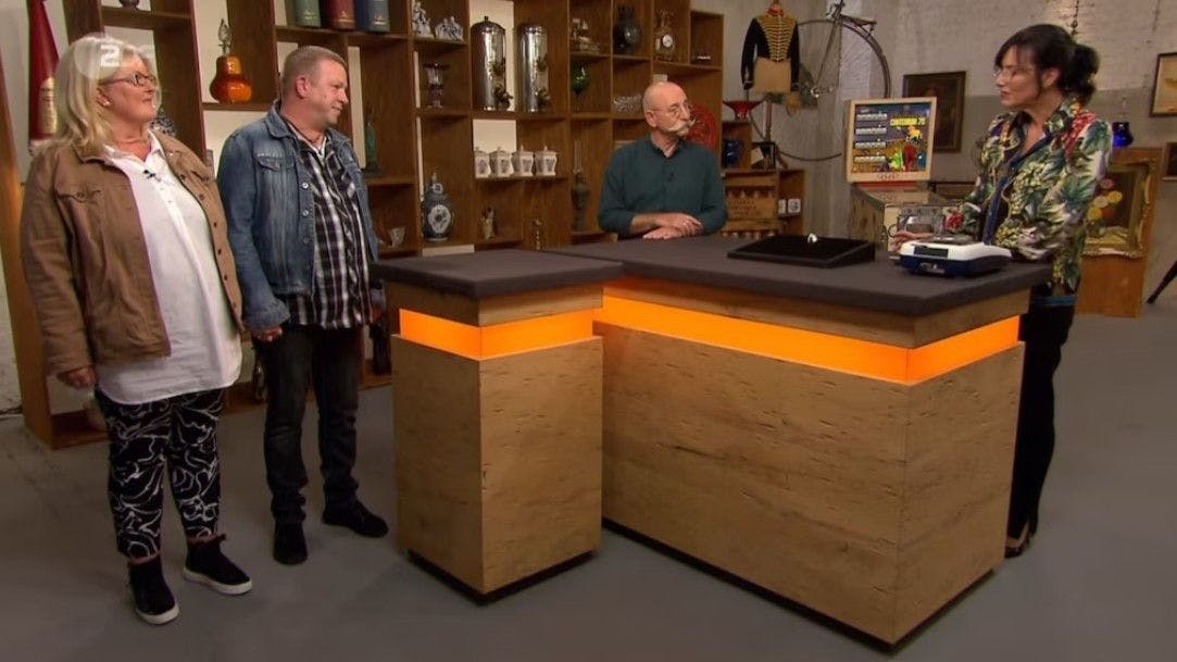 „Bares für Rares“-Expertin Dr. Heide Rezepa-Zabel ist ganz begeistert von dem großen Ring.