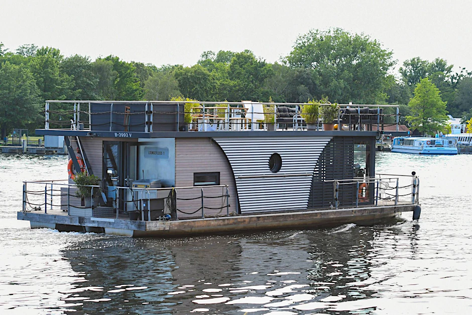 Ein Hausboot in der Rummelsburger Bucht: Viele Boote und Flöße kann man zum Schlafen mieten.