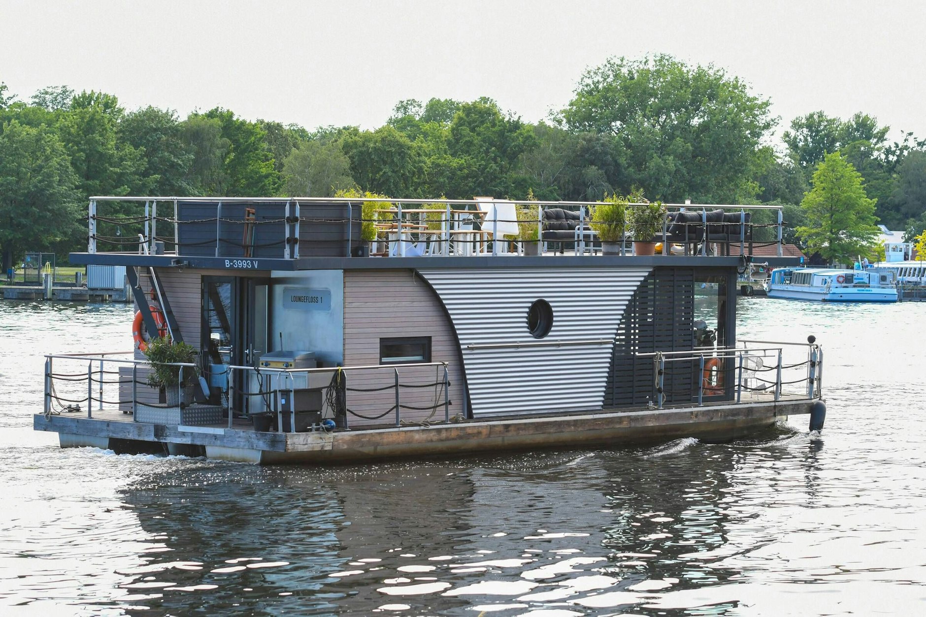 Ein Hausboot in der Rummelsburger Bucht: Viele Boote und Flöße kann man zum Schlafen mieten.