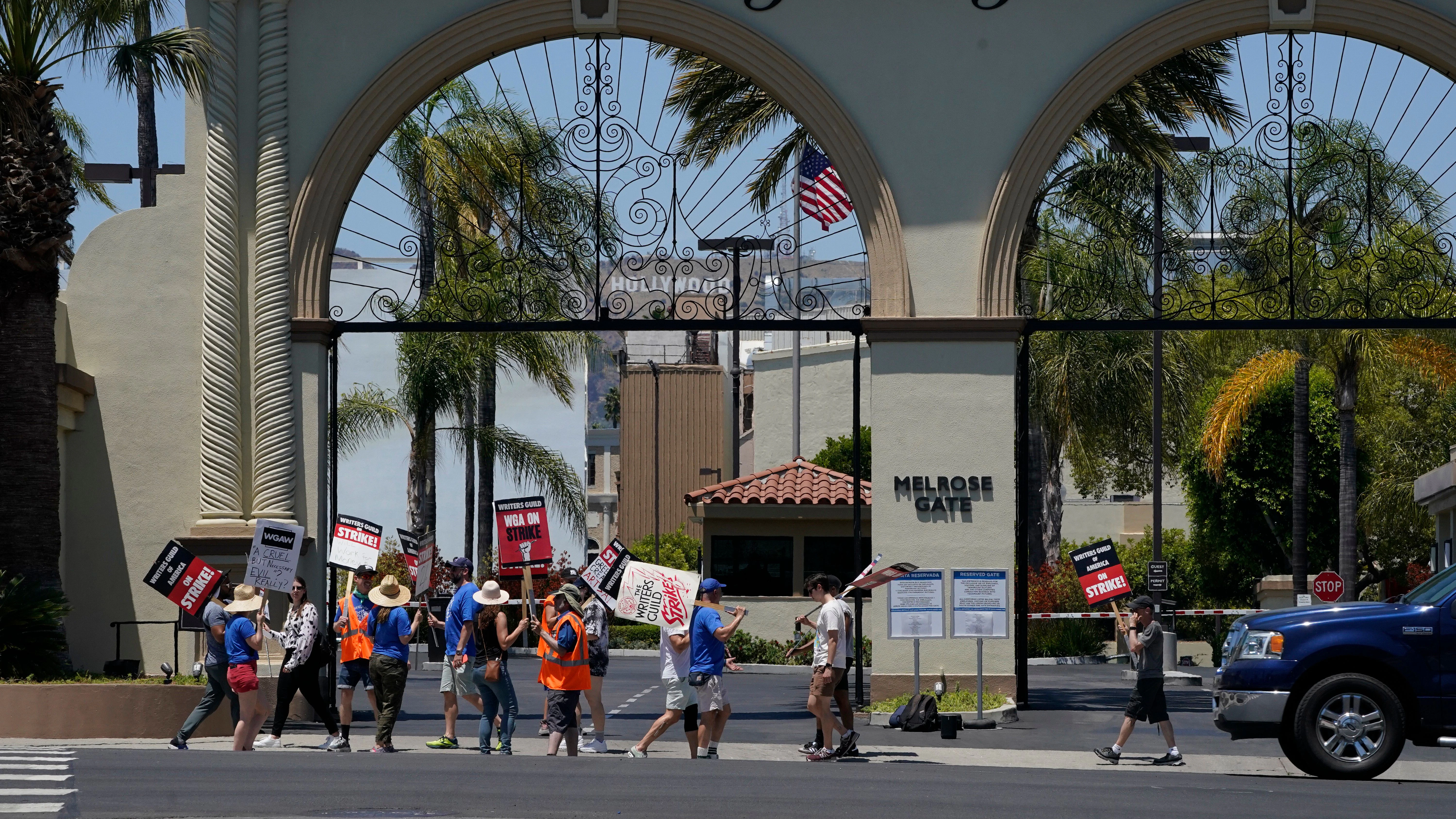 Demonstranten versammeln sich vor Paramount Pictures während einer Kundgebung der Writers Guild.