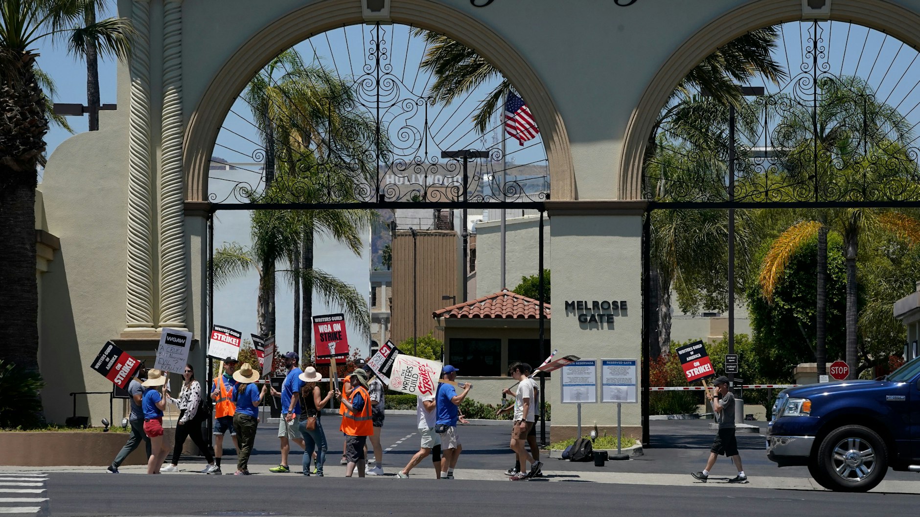 Demonstranten versammeln sich vor Paramount Pictures während einer Kundgebung der Writers Guild.