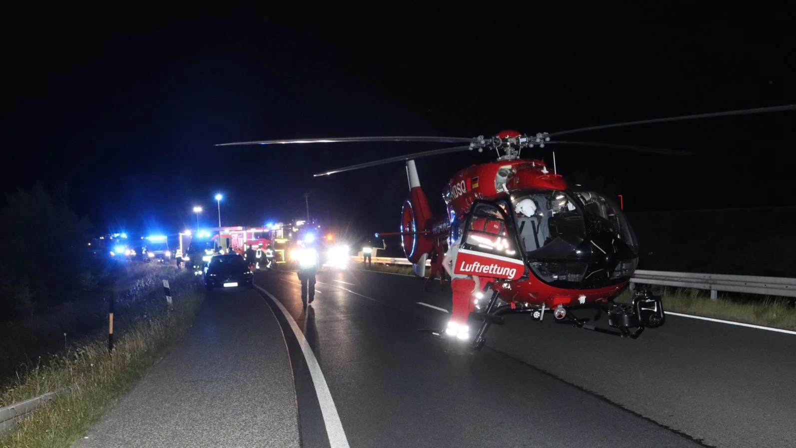 Mit einem Rettungshubschrauber kam der Fahrer des verunglückten Lkw in eine Klinik.
