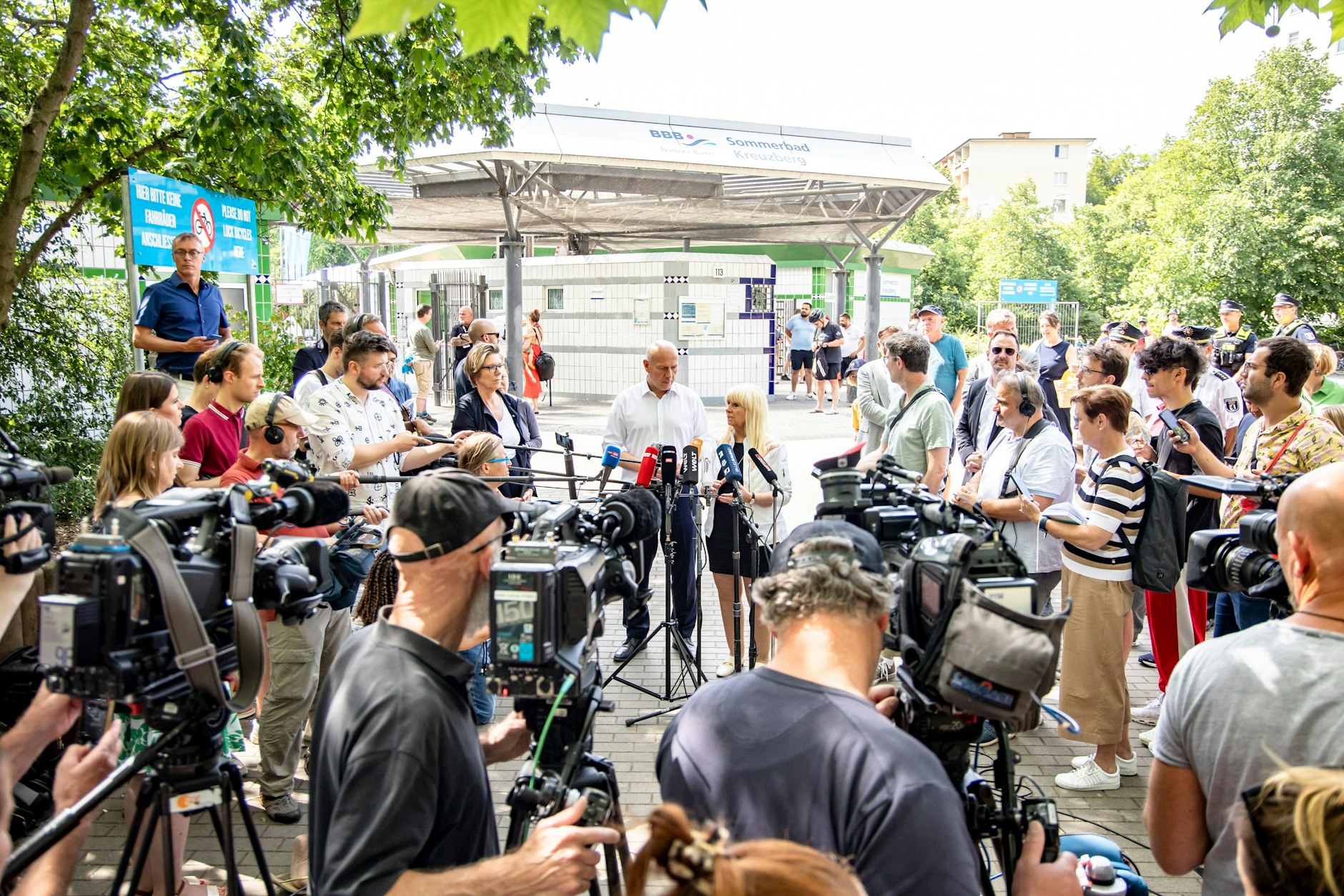 Der Regierende Bürgermeister Kai Wegner und Innensenatorin Iris Spranger vor dem Prinzenbad