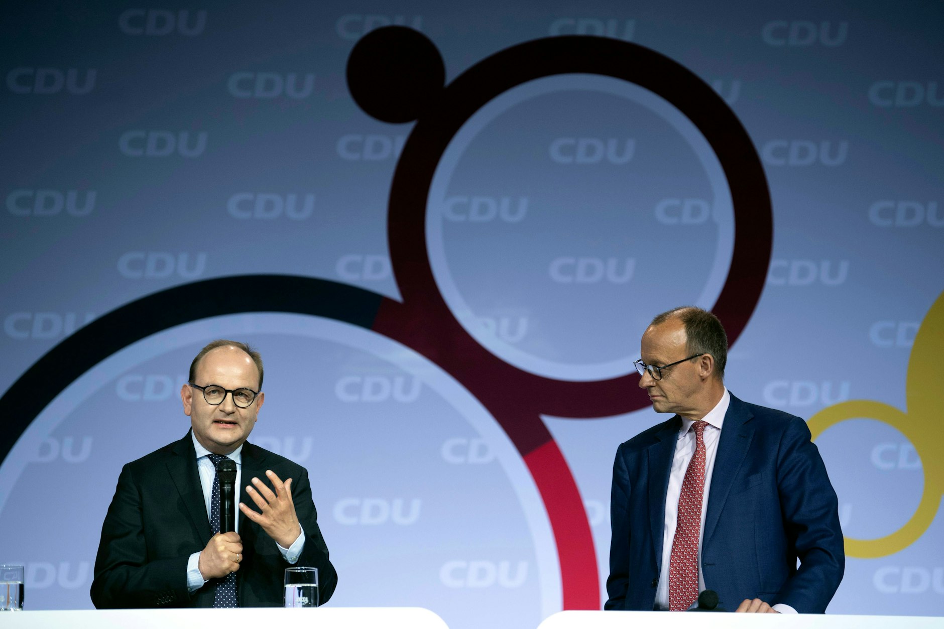 Ottmar Edenhofer, Direktor und Chefvolkswirt vom Potsdam-Institut für Klimafolgenforschung, und Friedrich Merz, Fraktionsvorsitzender der CDU/CSU, beim Zukunftskongress der CDU, 27.04.2023