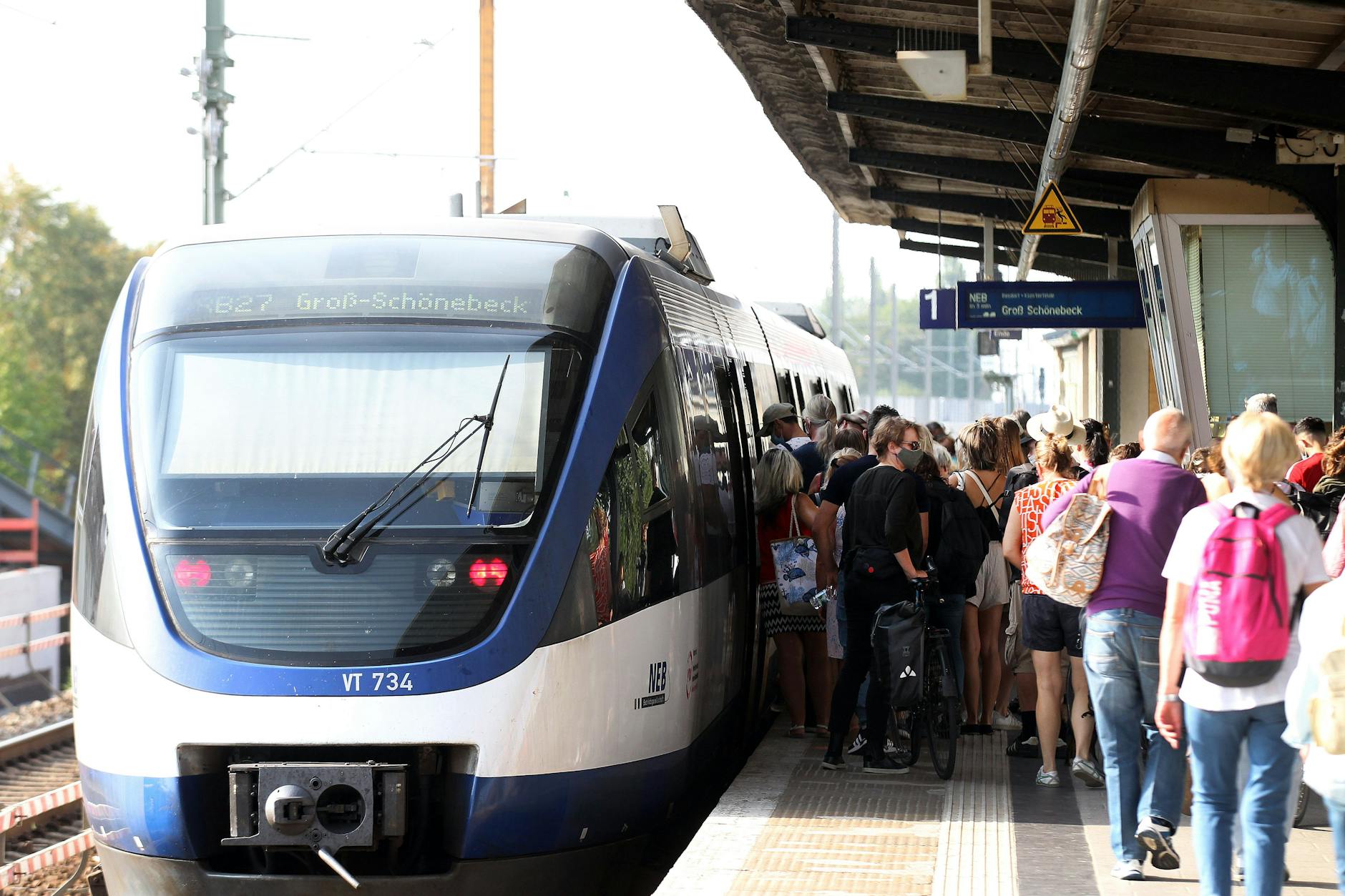Ein Dieseltriebwagen vom Typ Talent hält in Berlin-Karow. Die NEB betreibt elf Regionalbahnlinien in Berlin und Brandenburg. Ob dieser oder ein anderer Zugtyp zum Tesla-Werk fahren wird, ist noch nicht bekannt.