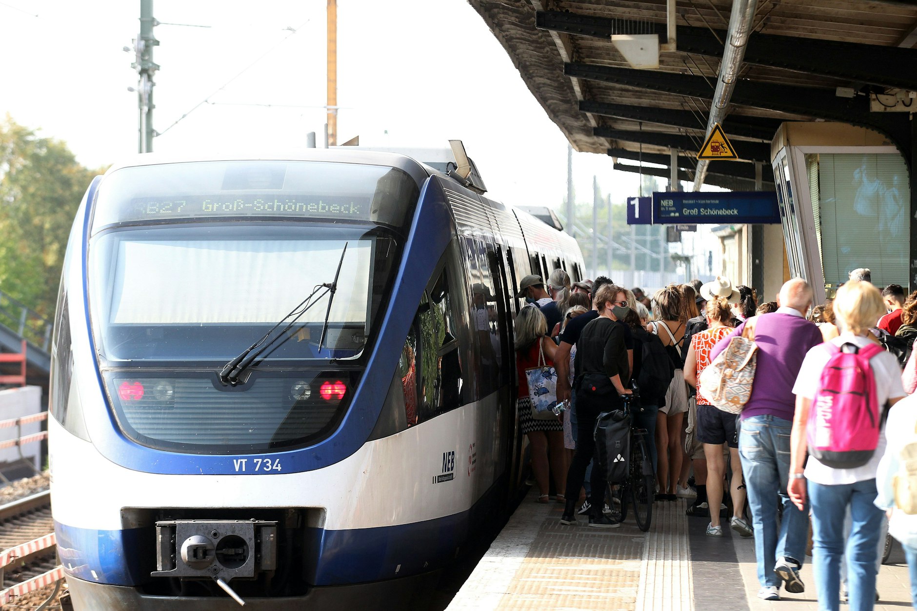Ein Dieseltriebwagen vom Typ Talent hält in Berlin-Karow. Die NEB betreibt elf Regionalbahnlinien in Berlin und Brandenburg. Ob dieser oder ein anderer Zugtyp zum Tesla-Werk fahren wird, ist noch nicht bekannt.