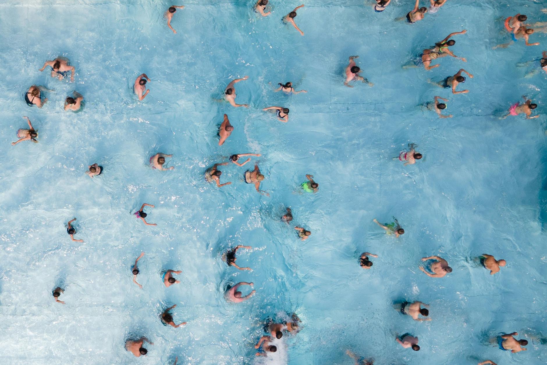 Das Schwimmbad als gesellschaftlicher Tummelplatz