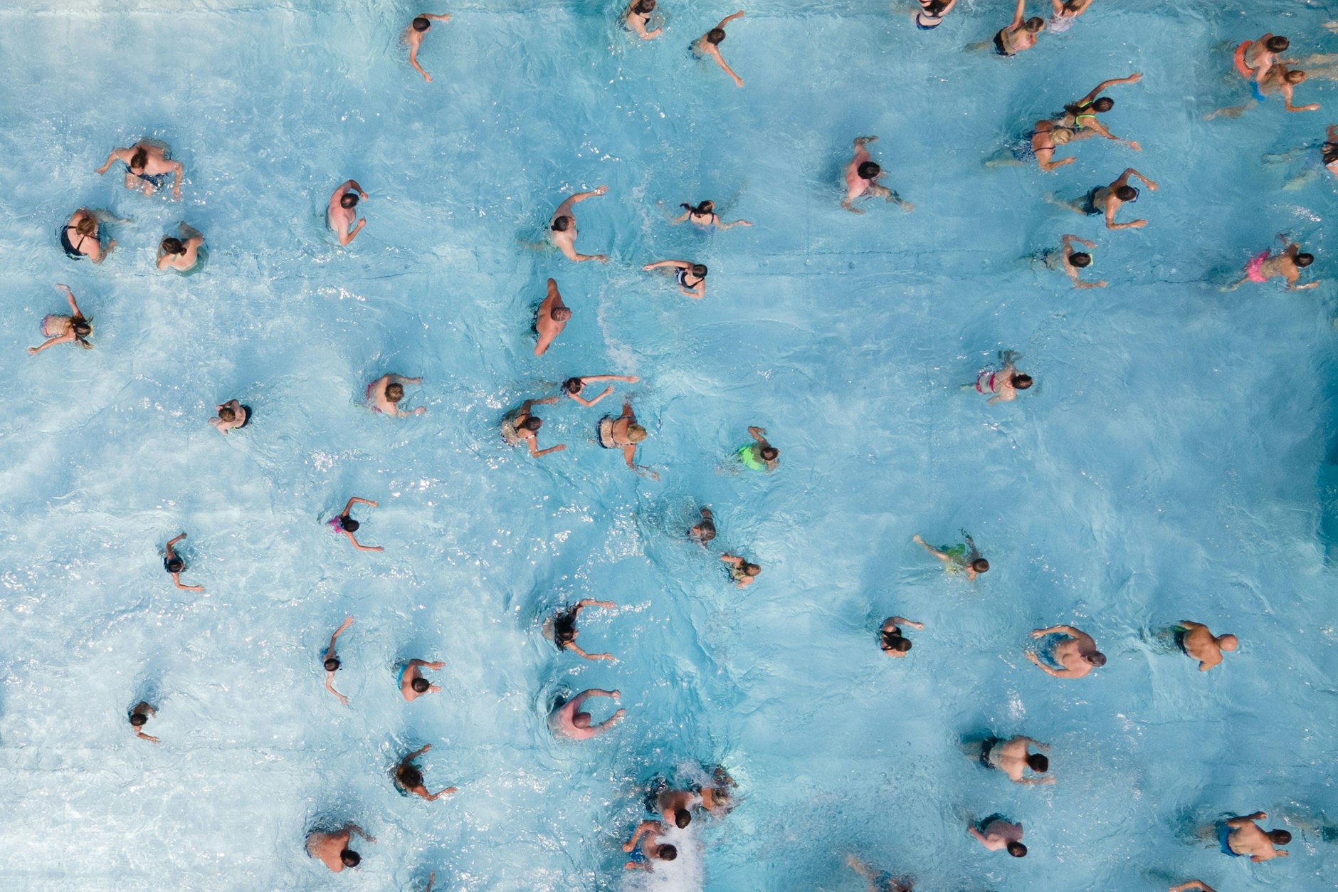 Das Schwimmbad als gesellschaftlicher Tummelplatz