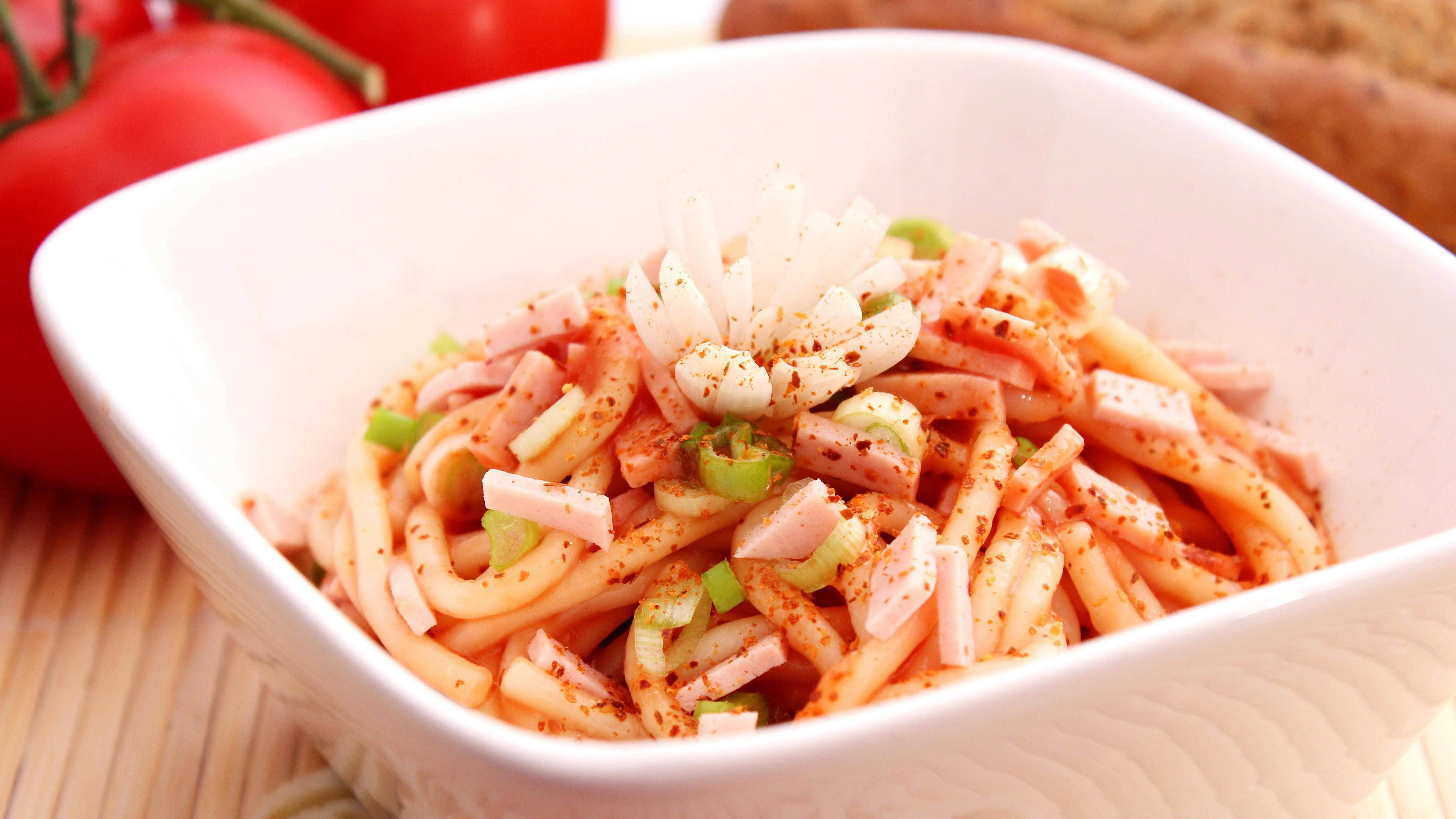 Der bunte Spaghetti-Salat sollte vor dem Servieren für ein paar Stunden durchziehen – bei beinahe jedem Rezept für Nudelsalat ist es so.
