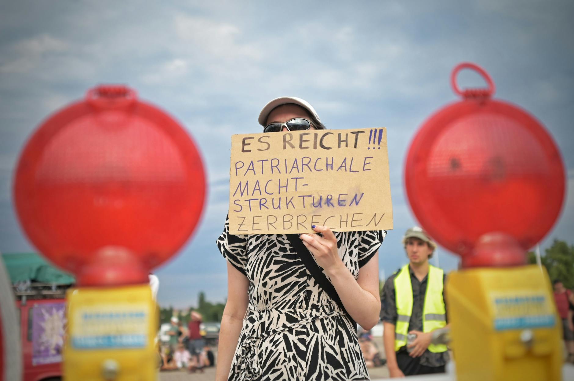 Eine Demonstrantin mit einem Plakat vor dem Olympiastadion: Den Demonstranten ging es offenbar nicht nur um die Band und die Vorwürfe gegen Lindemann, sondern auch um deren Fans.