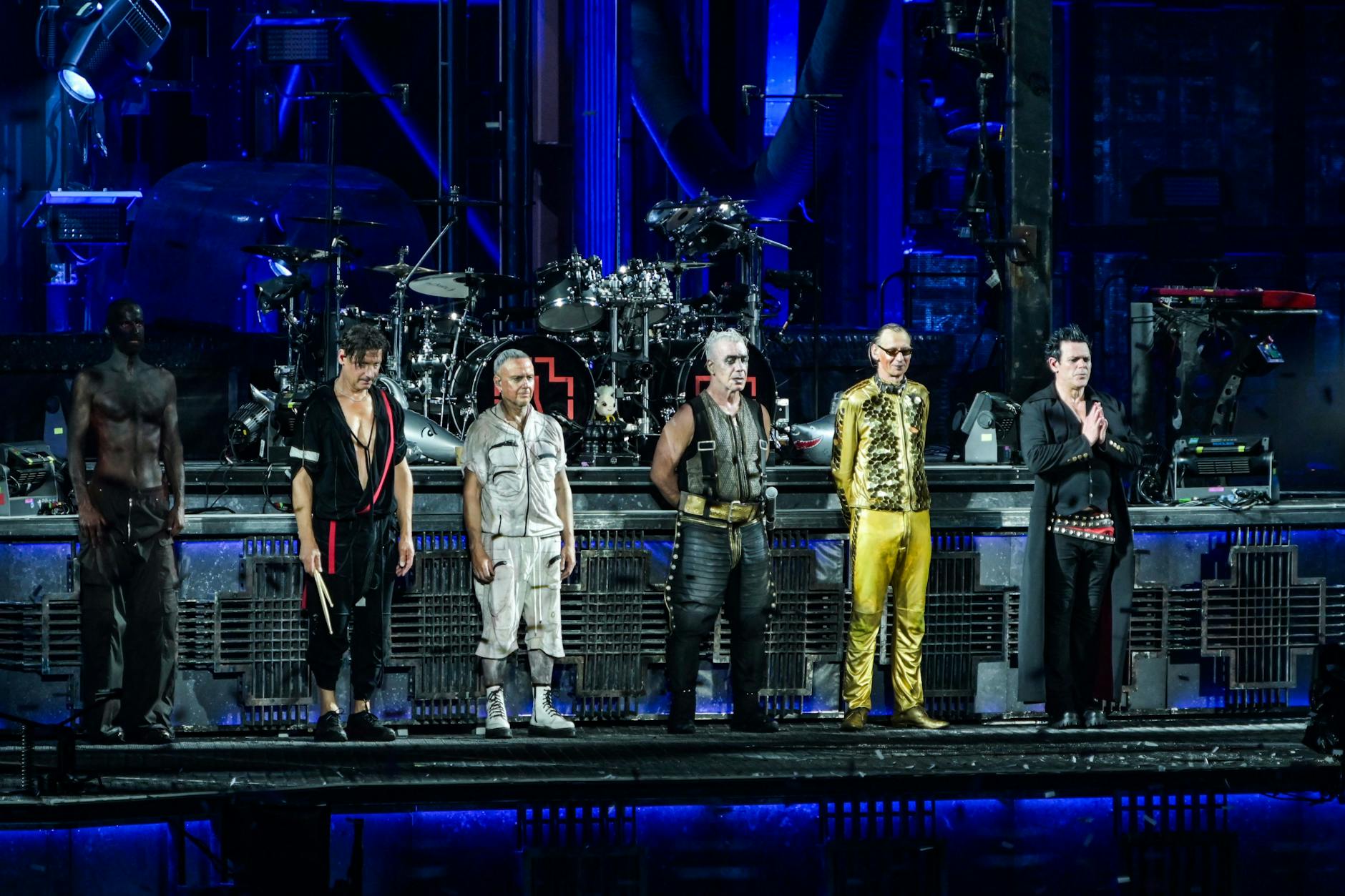 Die Rammstein-Bandmitglieder nach dem Konzert auf der Bühne 