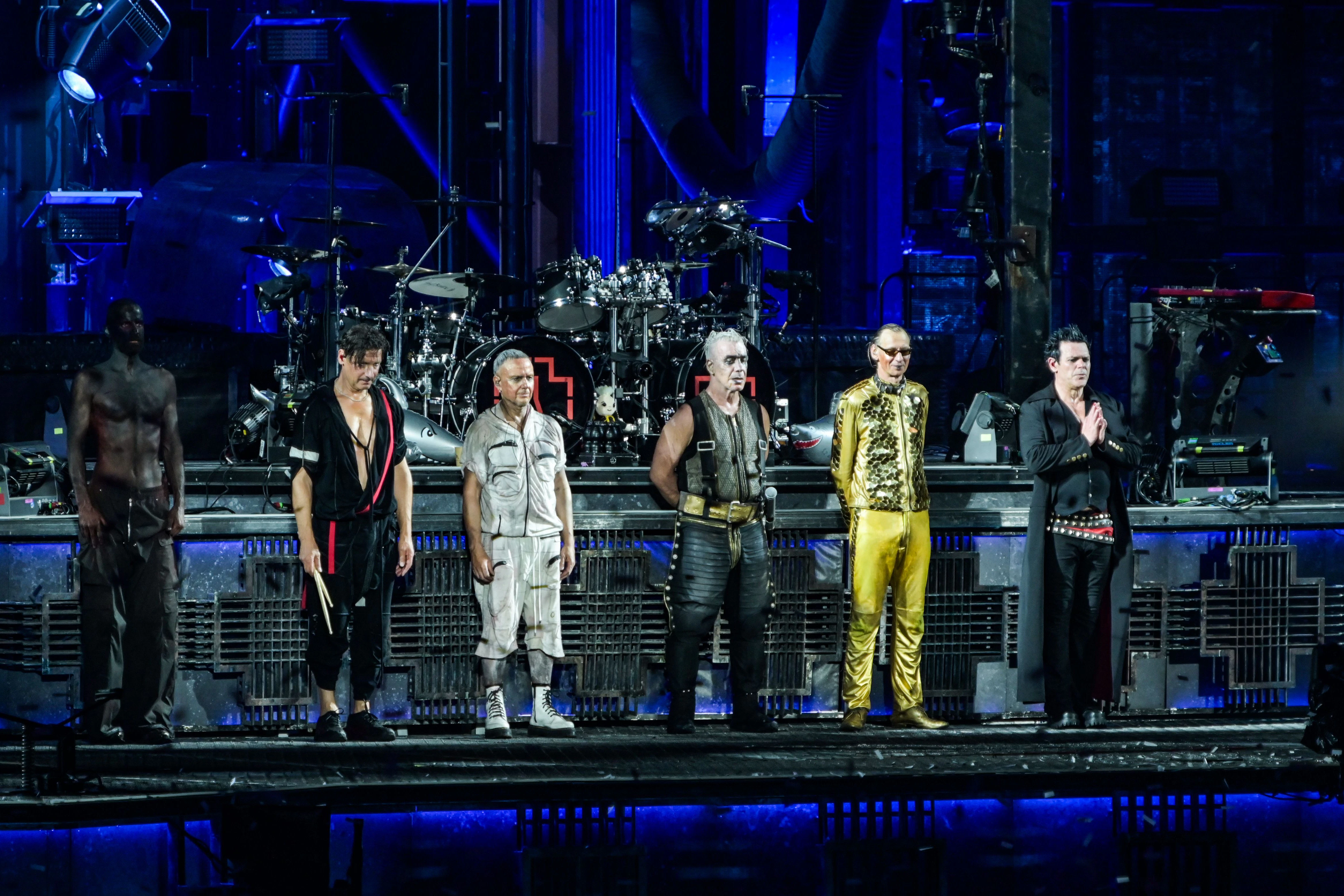Die Rammstein-Bandmitglieder nach dem Konzert auf der Bühne&nbsp;