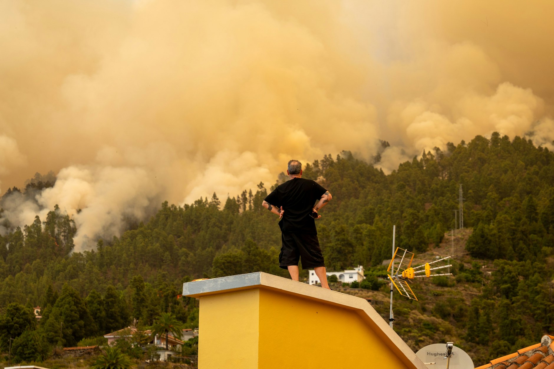 La Palma: Ein Mann beobachtet vom Dach eines Hauses aus den Waldbrand.&nbsp;&nbsp;