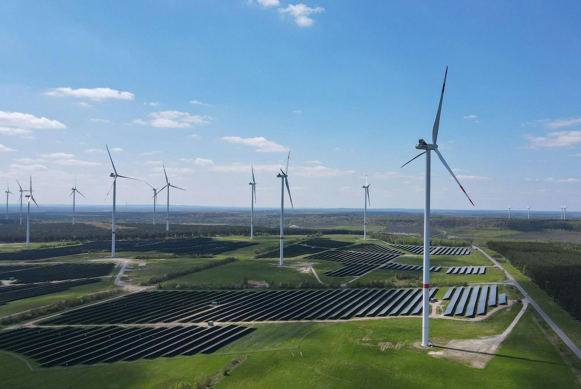 ARCHIV - Windenergieanlagen und Solarparks auf der Hochfläche in Klettwitz bei Schipkau in Brandenburg.