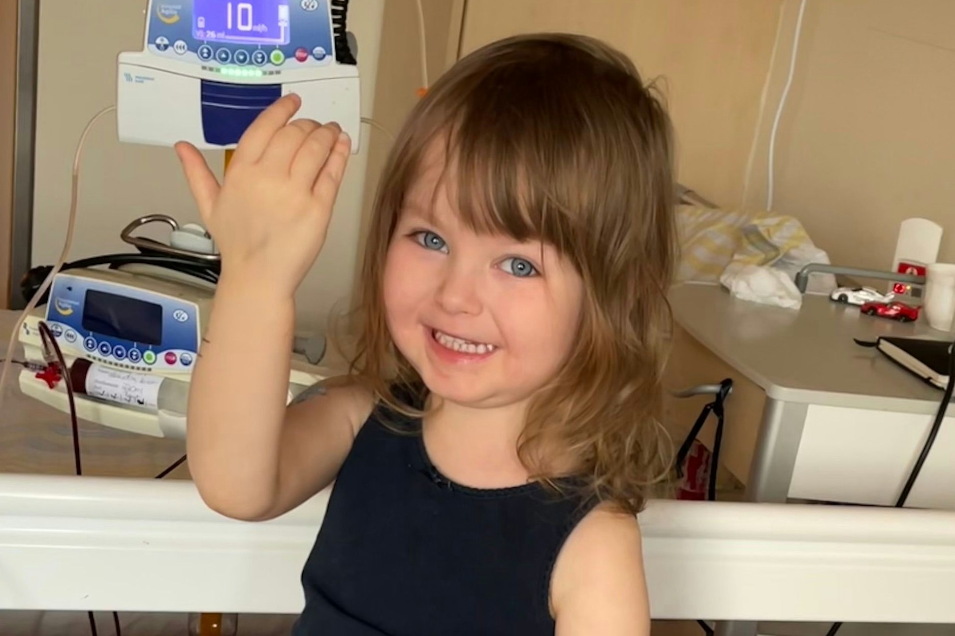 Die kleine Leandra muss viel Zeit im Krankenhaus verbringen – und ist trotzdem unglaublich tapfer.