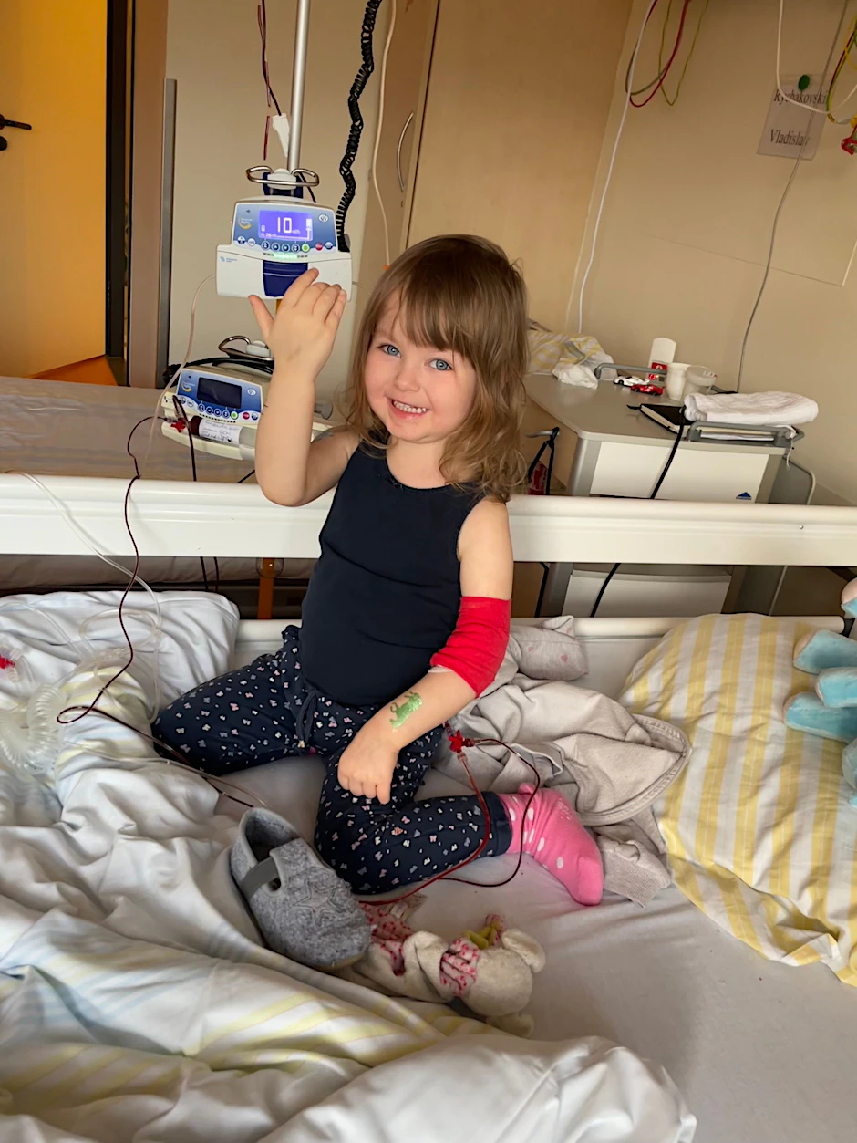Die kleine Leandra muss viel Zeit im Krankenhaus verbringen – und ist trotzdem unglaublich tapfer.