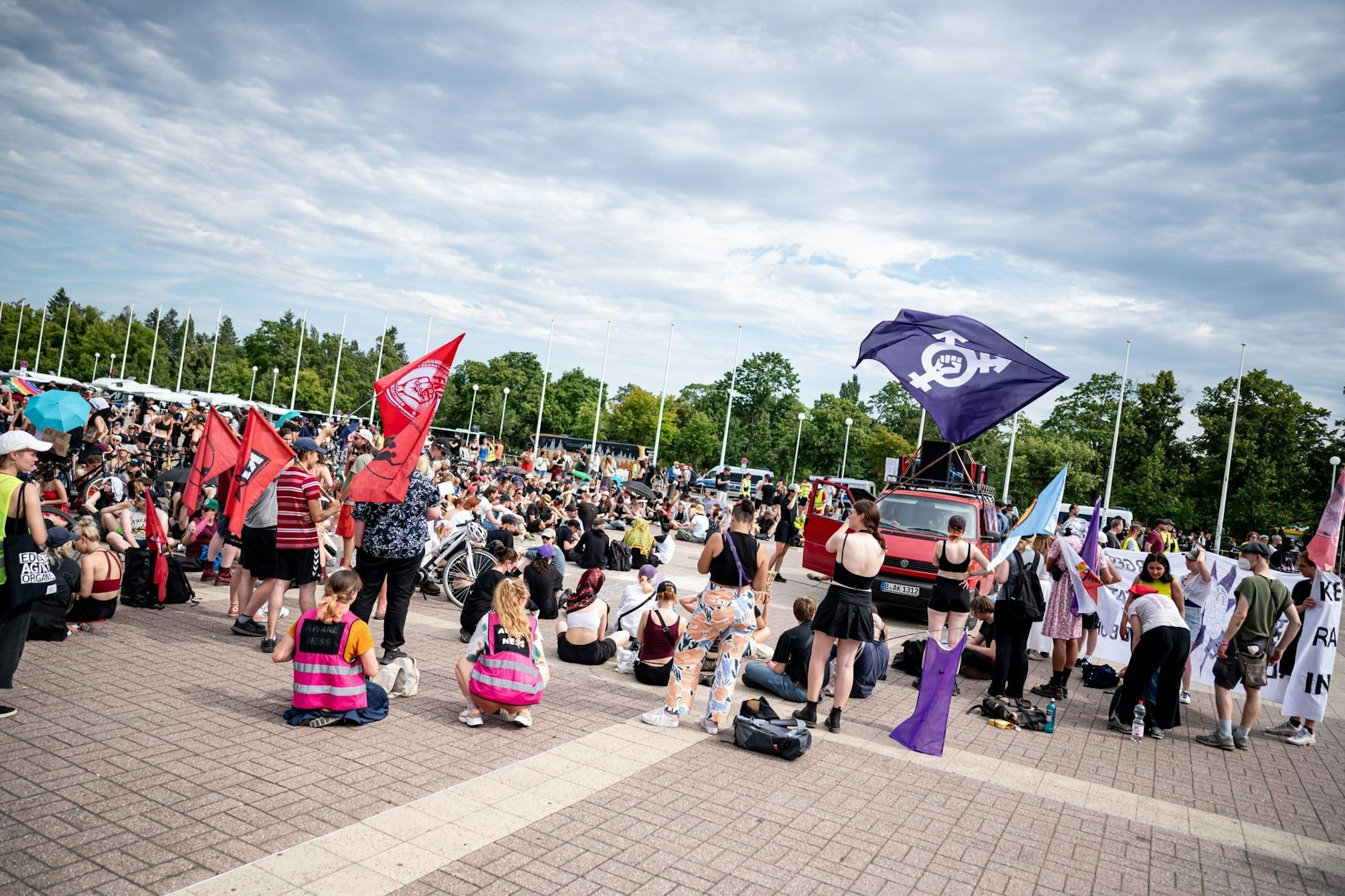 Teilnehmer der Demonstration „Kein Rammstein-Konzert in Berlin! “ vor dem Berliner Olympiastadion