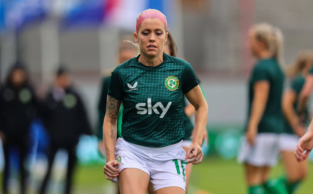 Frauenfußball brutal: Kolumbien tritt Irland-Star O’Sullivan ins Krankenhaus, Spielabbruch!