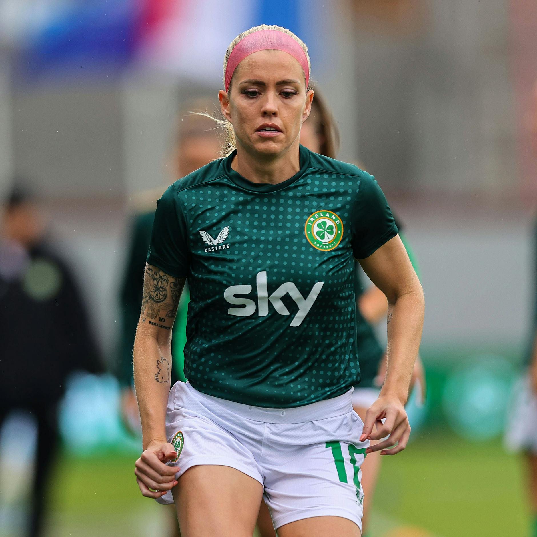 Frauenfußball brutal: Kolumbien tritt Irland-Star ins Krankenhaus, Spielabbruch!