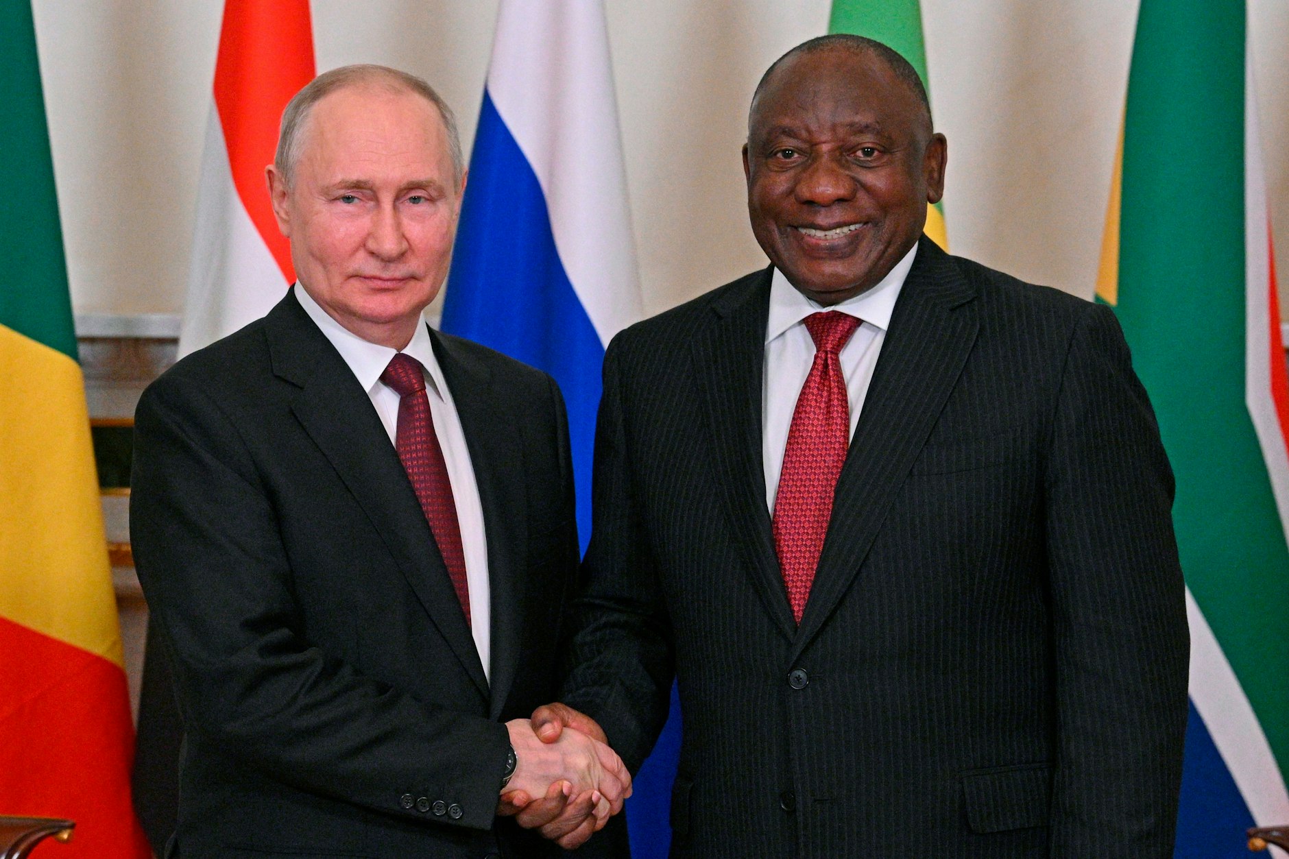 17.06.2023, Russland, St. Petersburg: Der russische Präsident Wladimir Putin (l.) und der südafrikanische Präsident Cyril Ramaphosa.