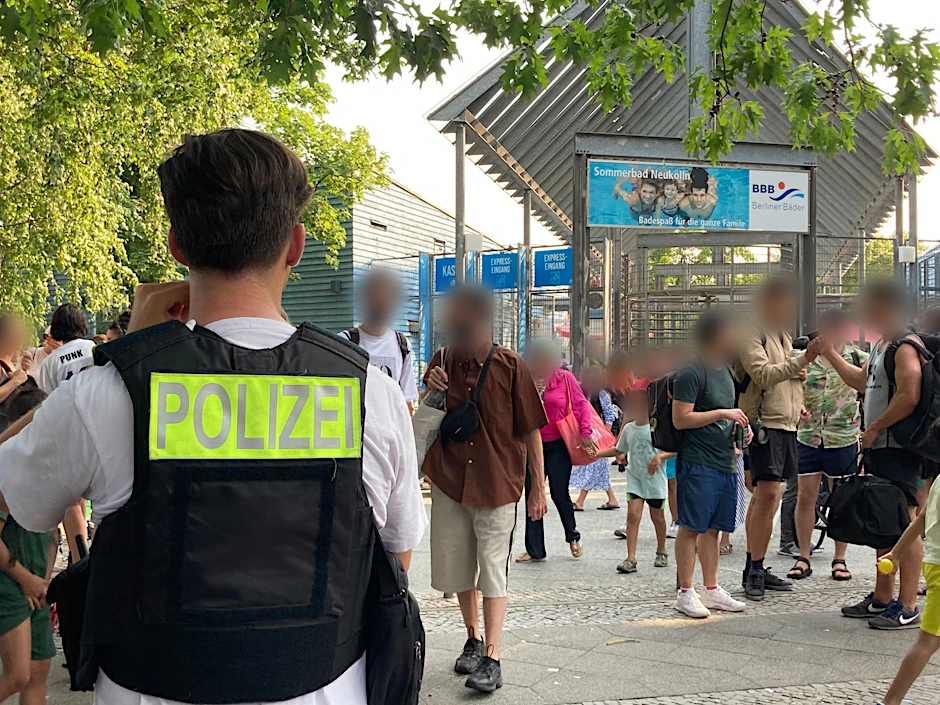 Polizisten stehen vor dem&nbsp;Eingang des Sommerbads in Neukölln. Ab heute gilt Ausweispflicht im Freibad.&nbsp;