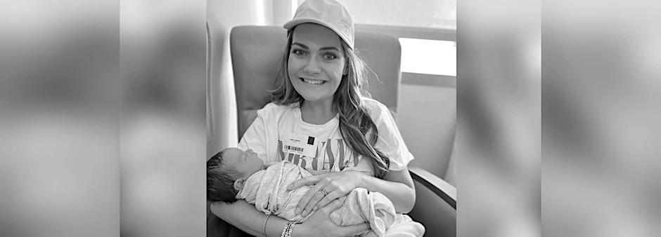 Hailey Odlozil mit ihrem Sohn Weston, den eine Leihmutter zur Welt brachte.