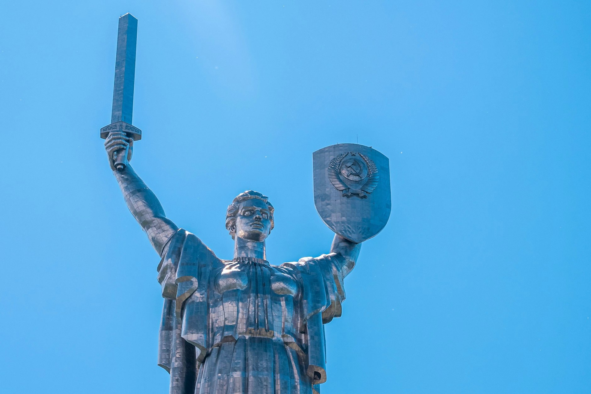 Die Mutter-Heimat-Statue in der ukrainischen Hauptstadt Kiew: Bald sollen die sowjetischen Hammer und Sichel von ihrem Schild verschwinden.
