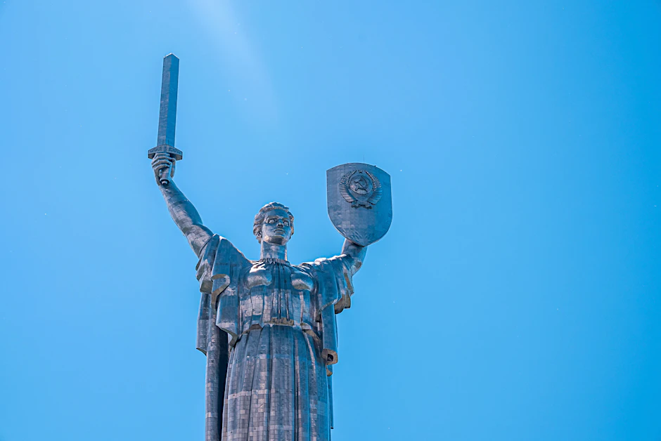 Die Mutter-Heimat-Statue in der ukrainischen Hauptstadt Kiew: Bald sollen die sowjetischen Hammer und Sichel von ihrem Schild verschwinden.