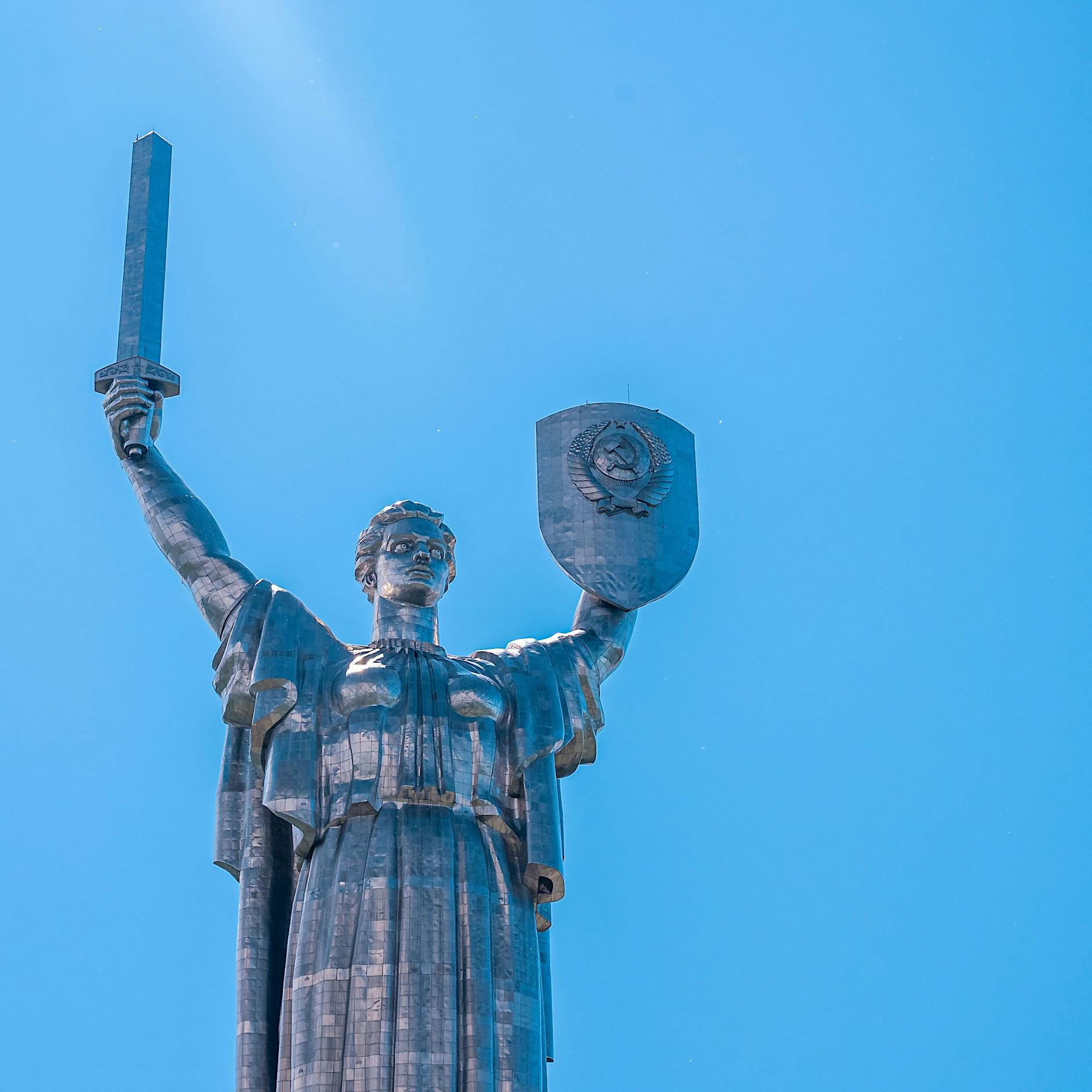 Ukraine ersetzt Hammer und Sichel an Kiew-Wahrzeichen durch eigenes Wappen