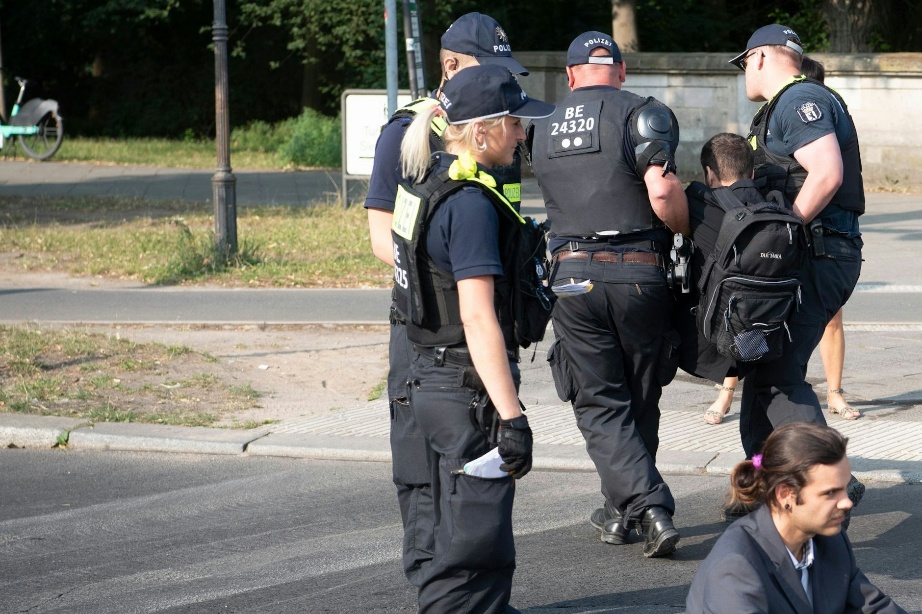 Die Polizei trägt einen Aktivisten der Gruppe Letzte Generation weg, der mit anderen die Fahrbahnen rund um die Siegessäule in Berlin blockiert hat.&nbsp;