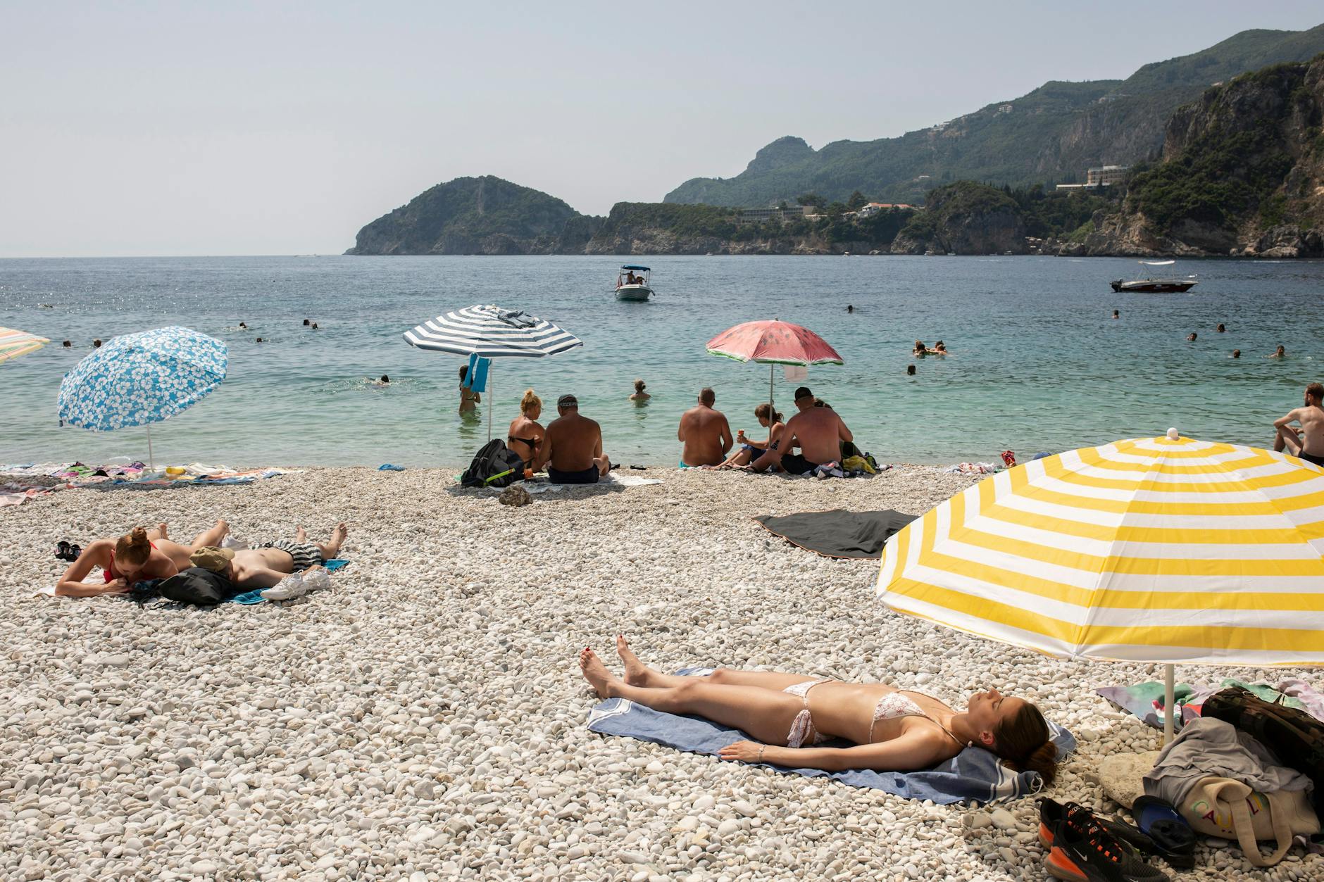 Die beste Medizin gegen extreme Hitze. Auf der Insel Korfu halten sich Menschen an diesem heißen Tag zur Abkühlung am Rovinia-Strand bei Paleokastritsa.
