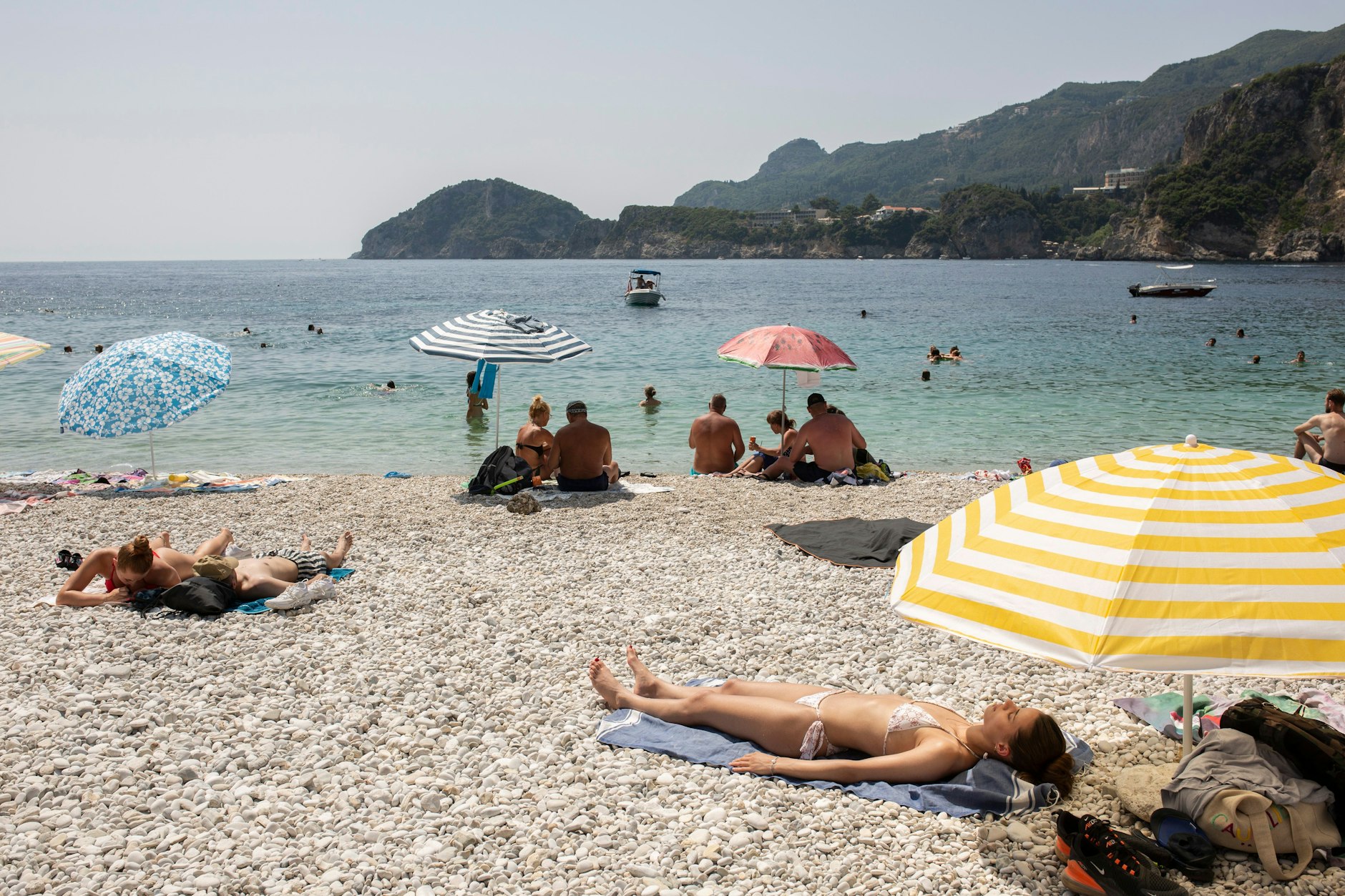 Die beste Medizin gegen extreme Hitze. Auf der Insel Korfu halten sich Menschen an diesem heißen Tag zur Abkühlung am Rovinia-Strand bei Paleokastritsa.