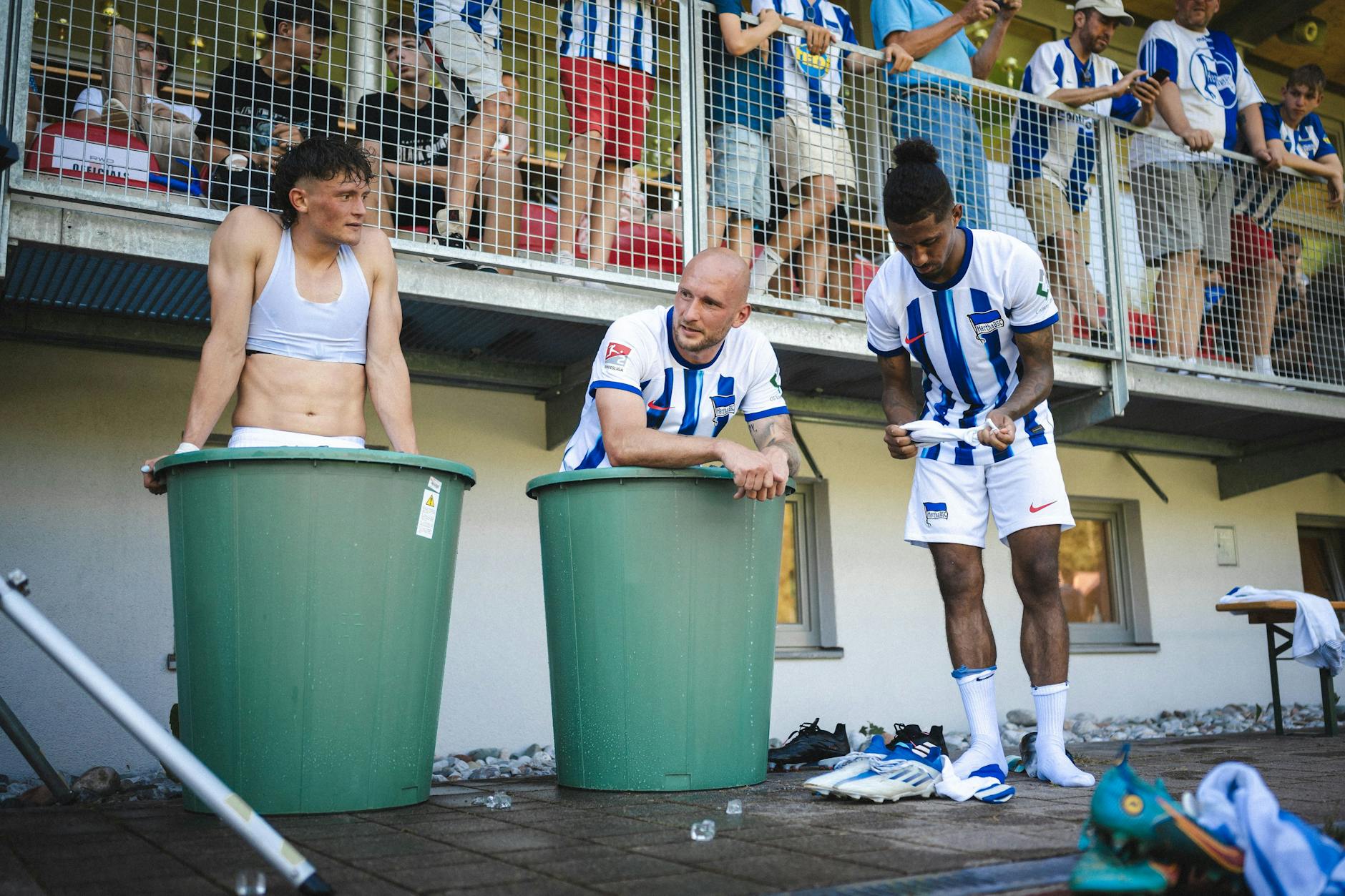 Ab in die Tonne: Fabian Reese, Toni Leistner und Jeremy Dudziak (v.l.) beim Testspiel von Hertha BSC in Zell am See in Österreich. 