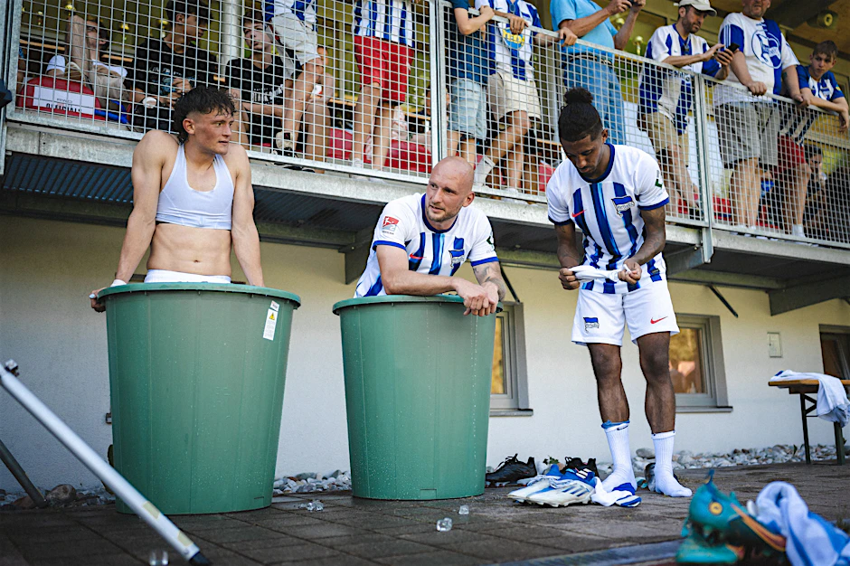 Ab in die Tonne: Fabian Reese, Toni Leistner und Jeremy Dudziak (v.l.) beim Testspiel von Hertha BSC in Zell am See in Österreich.&nbsp;