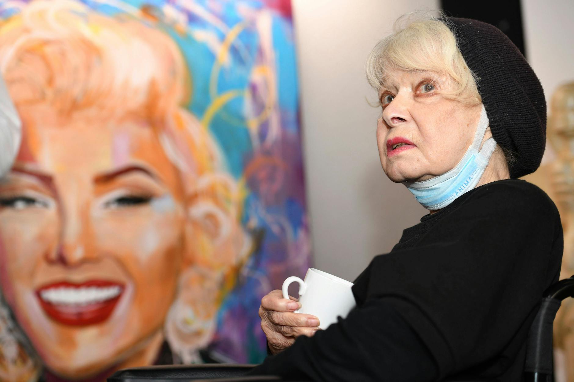 Ingrid Steeger sitzt im Rollstuhl, laufen kann sie nicht mehr.