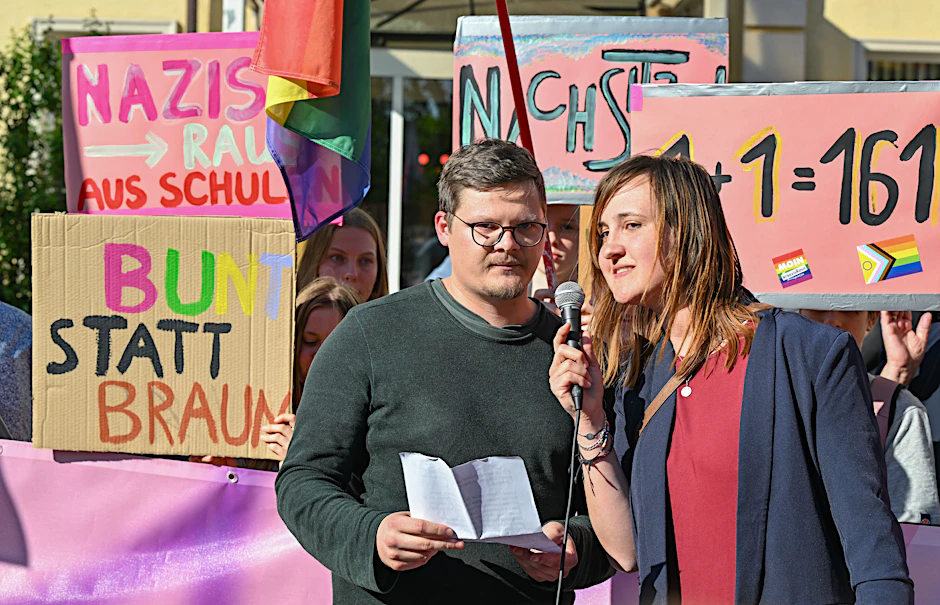 Der Lehrer Max Teske und Laura Nickel hatten im April einen Brandbrief über rechtsextreme Vorfälle an ihrer Schule in Burg veröffentlicht.