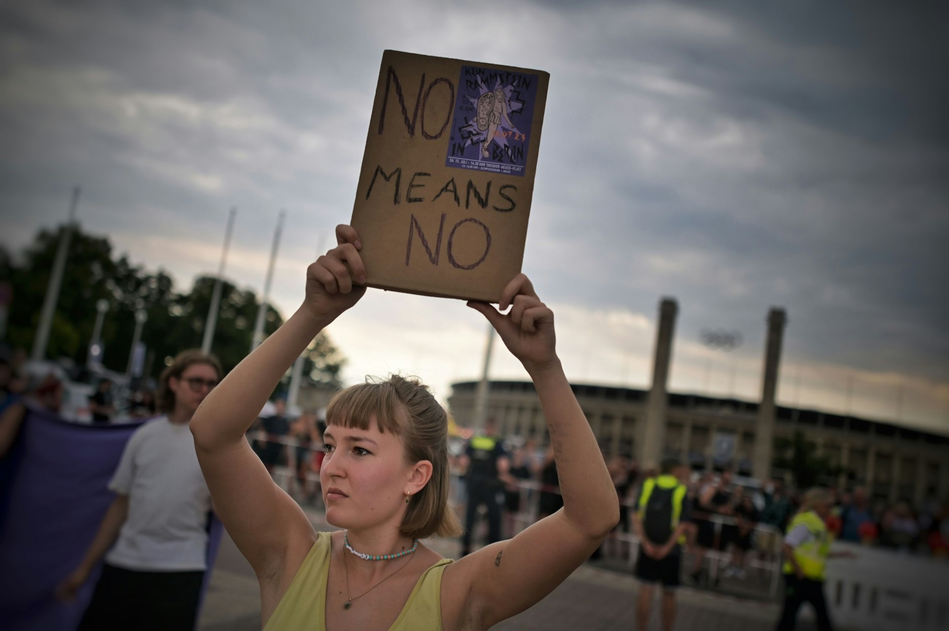 Eine Demonstrantin vor dem Olympiastadion