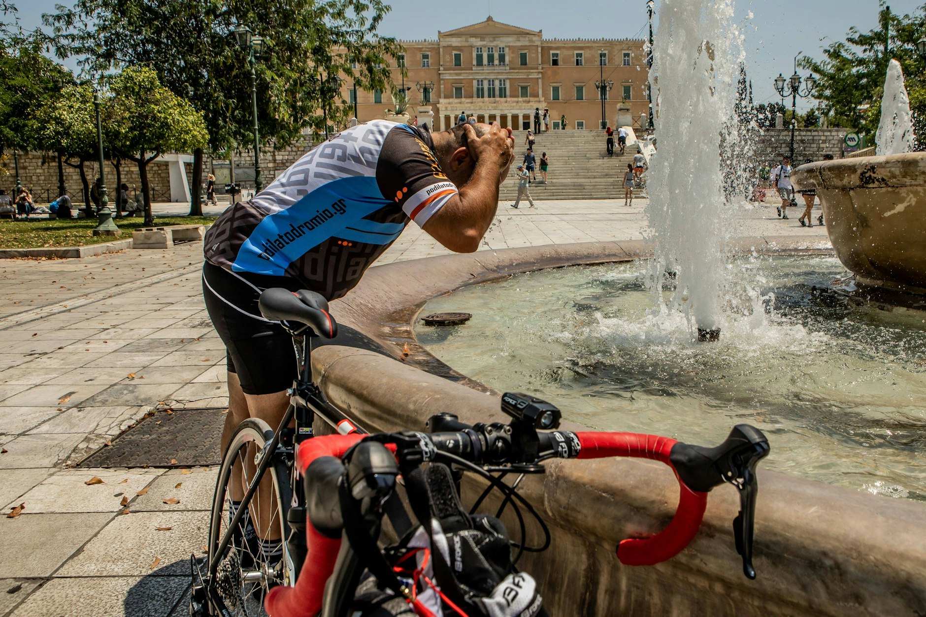 Coolness-Faktor: eine kleine Erleichterung von der Hitze, vor dem griechischen Parlament, im Stadtzentrum von Athen.