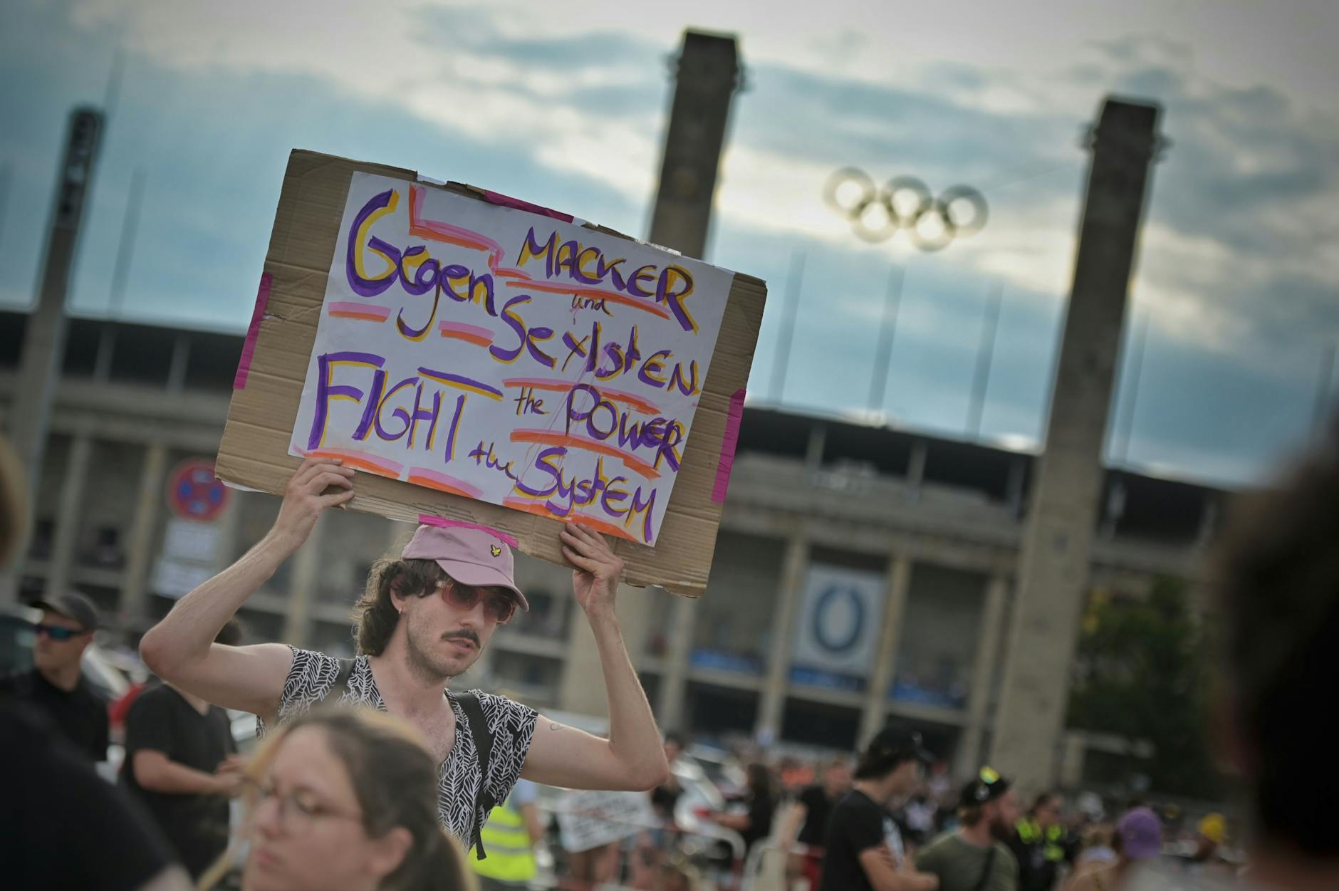 Die Demonstranten skandierten auch: „Nie, nie, nie wieder Rammstein.“